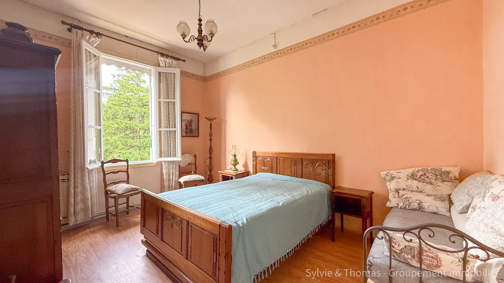 Maison à vendre à Orange avec grand terrain et potentiel, proche du centre-ville 