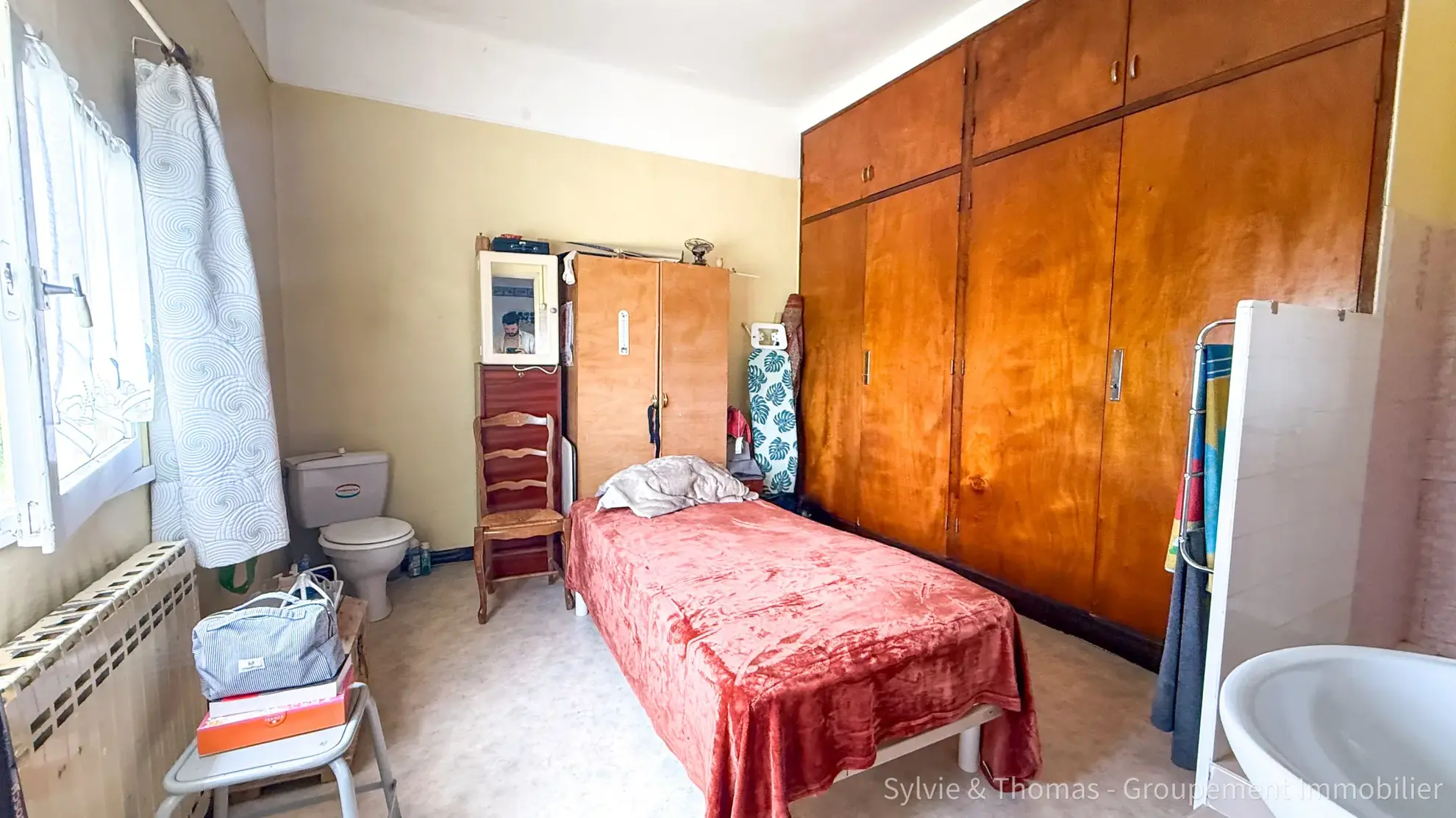 Maison à vendre à Orange avec grand terrain et potentiel, proche du centre-ville 