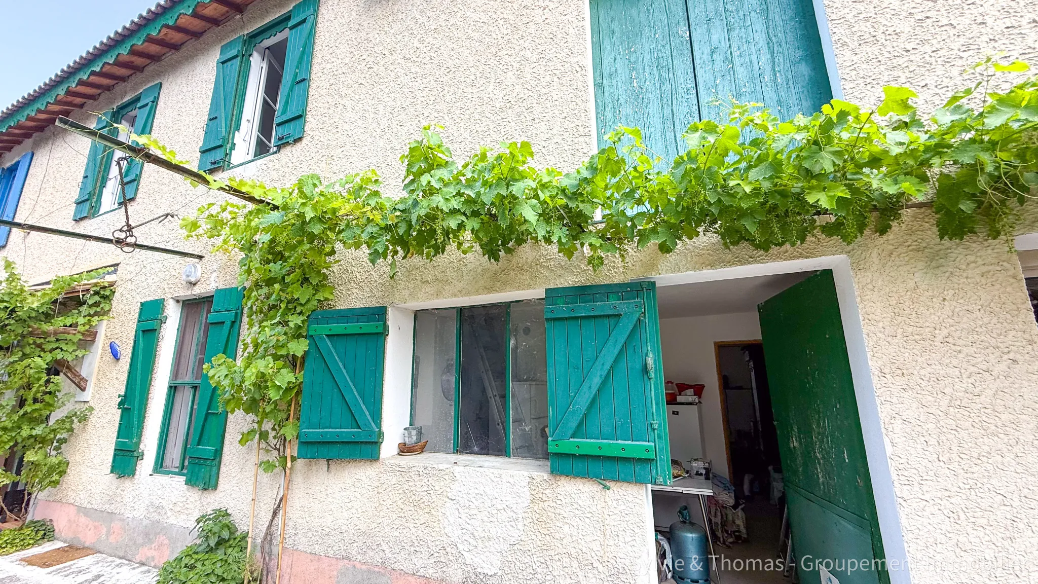 Maison à vendre à Orange avec grand terrain et potentiel, proche du centre-ville 