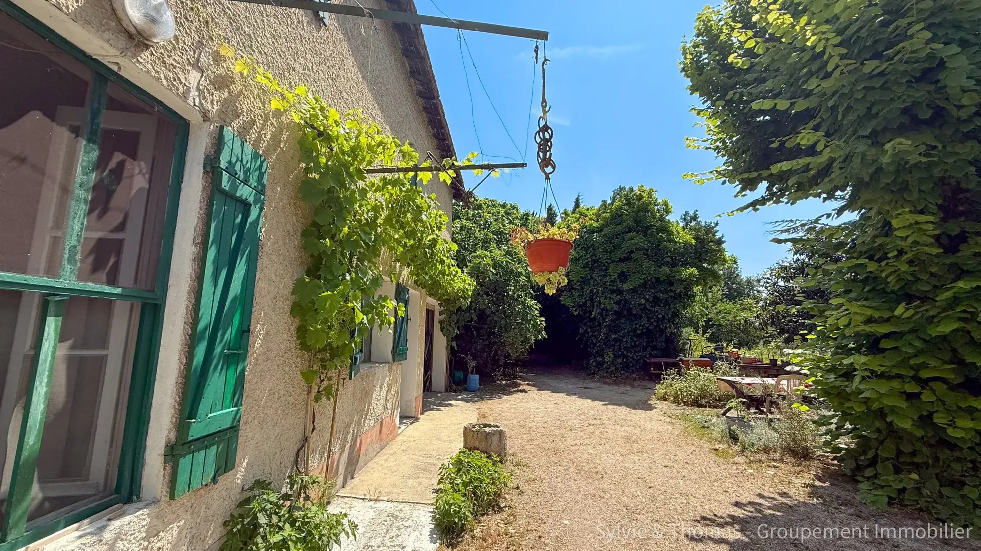 Maison à vendre à Orange avec grand terrain et potentiel, proche du centre-ville 