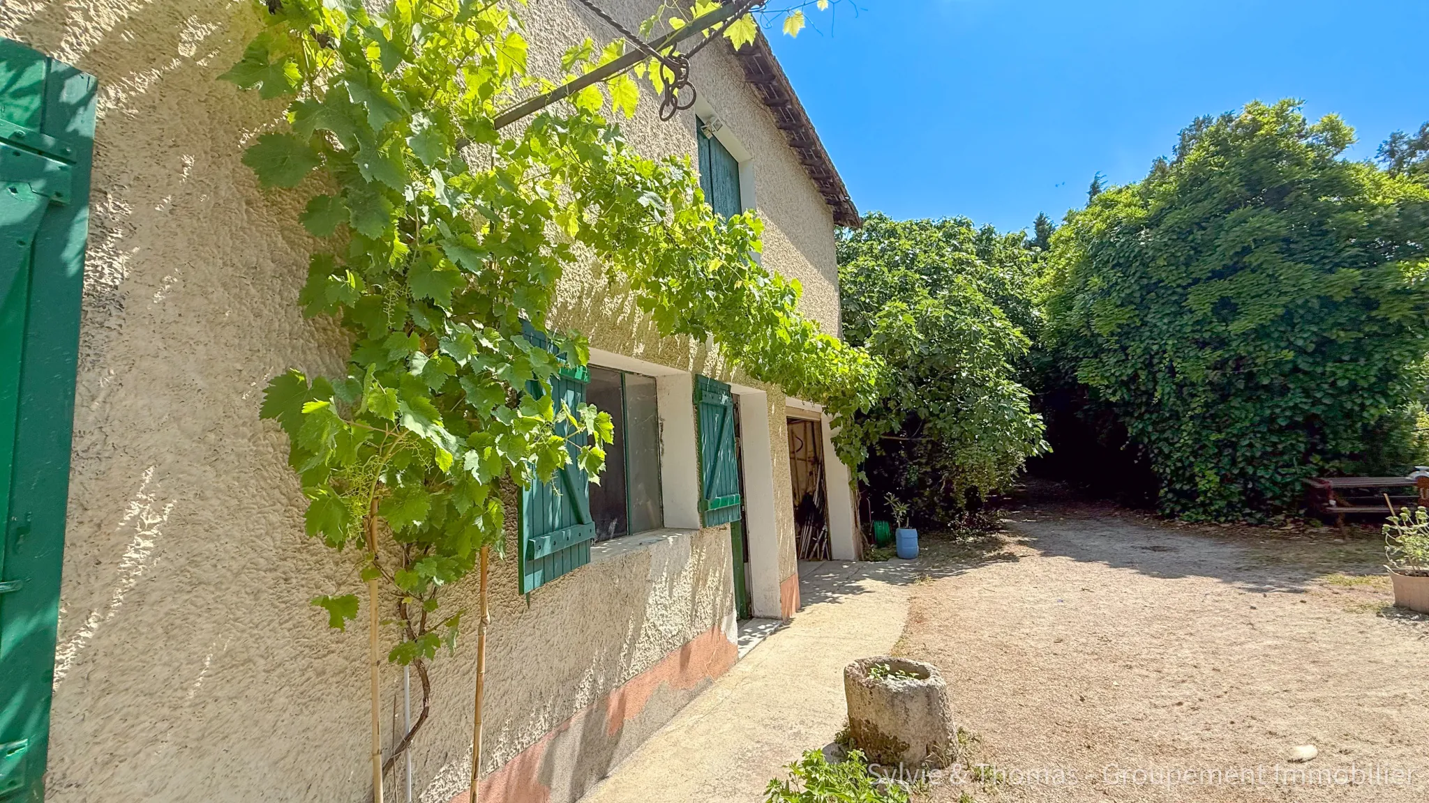 Maison à vendre à Orange avec grand terrain et potentiel, proche du centre-ville 