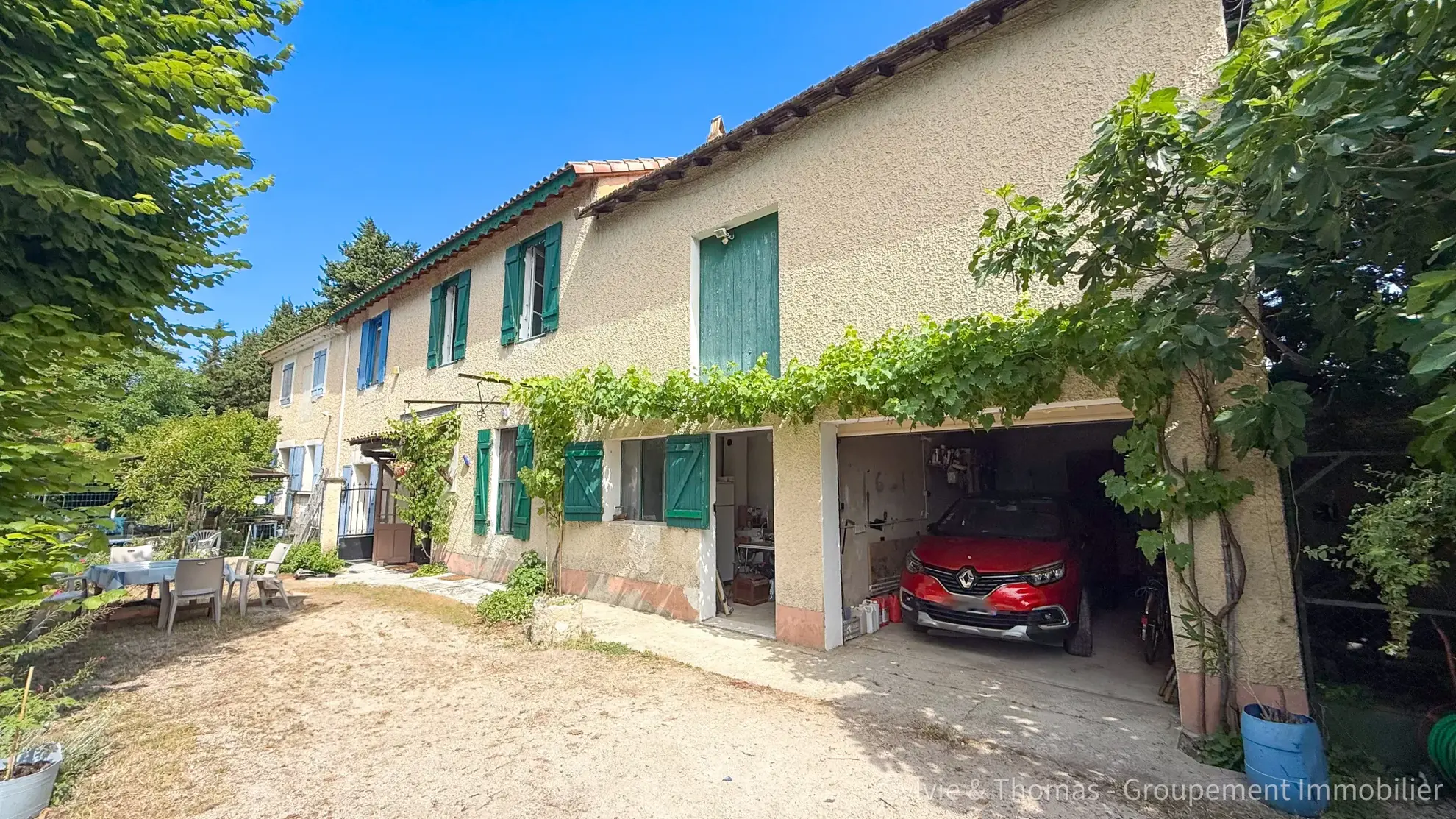 Maison à vendre à Orange avec grand terrain et potentiel, proche du centre-ville 