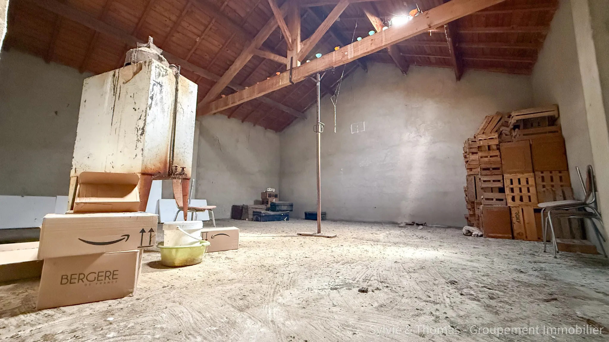 Maison à vendre à Orange avec grand terrain et potentiel, proche du centre-ville 