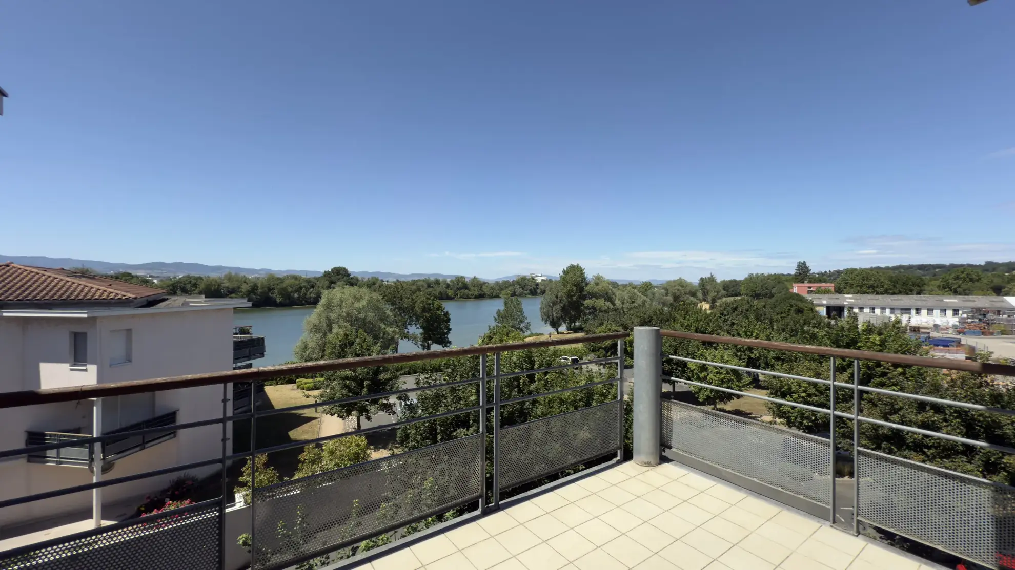 Appartement 4 pièces avec terrasse et garage à Jassans-Riottier 