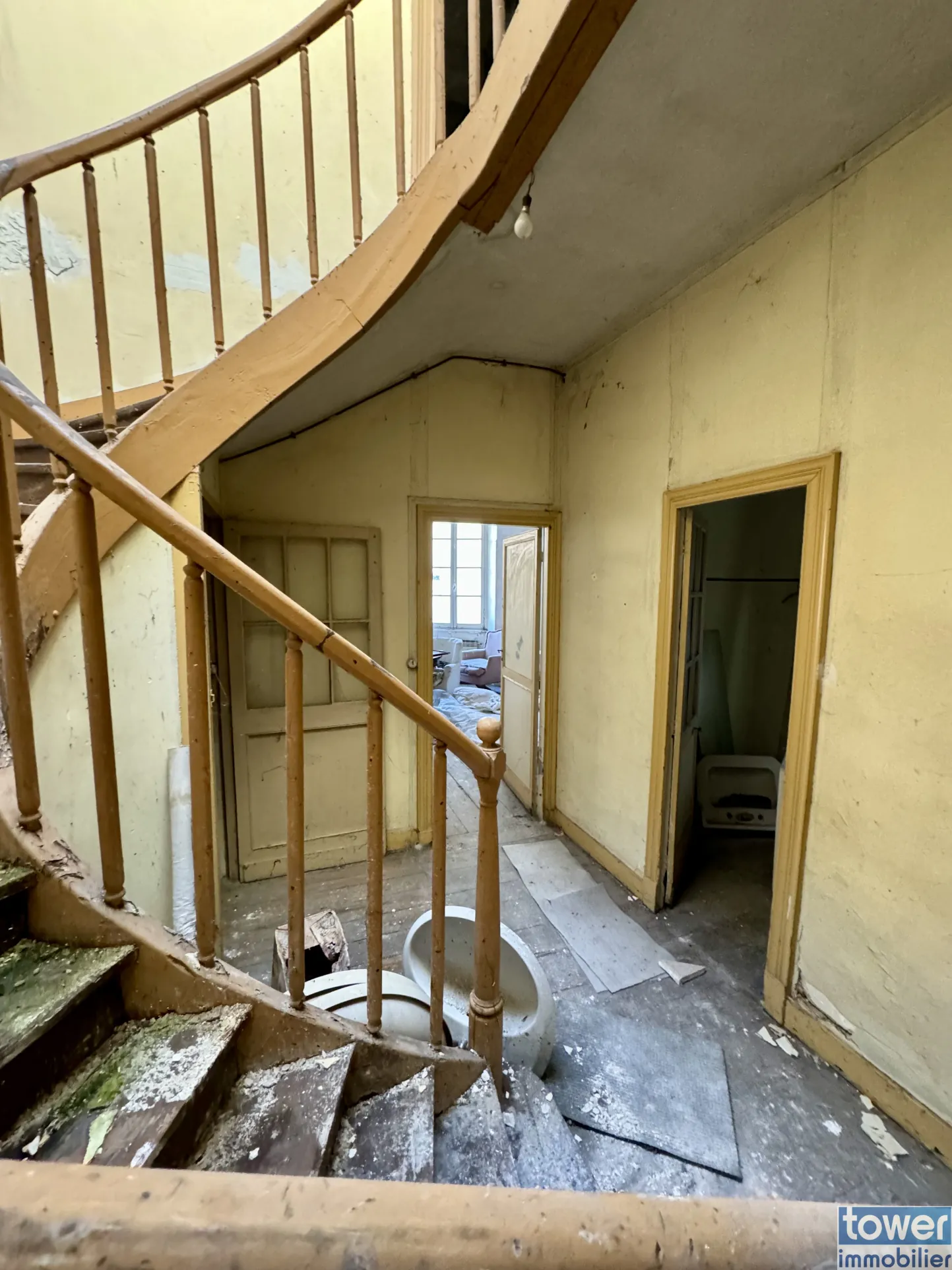 Immeuble à rénover à Bazas avec potentiel commercial exceptionnel 