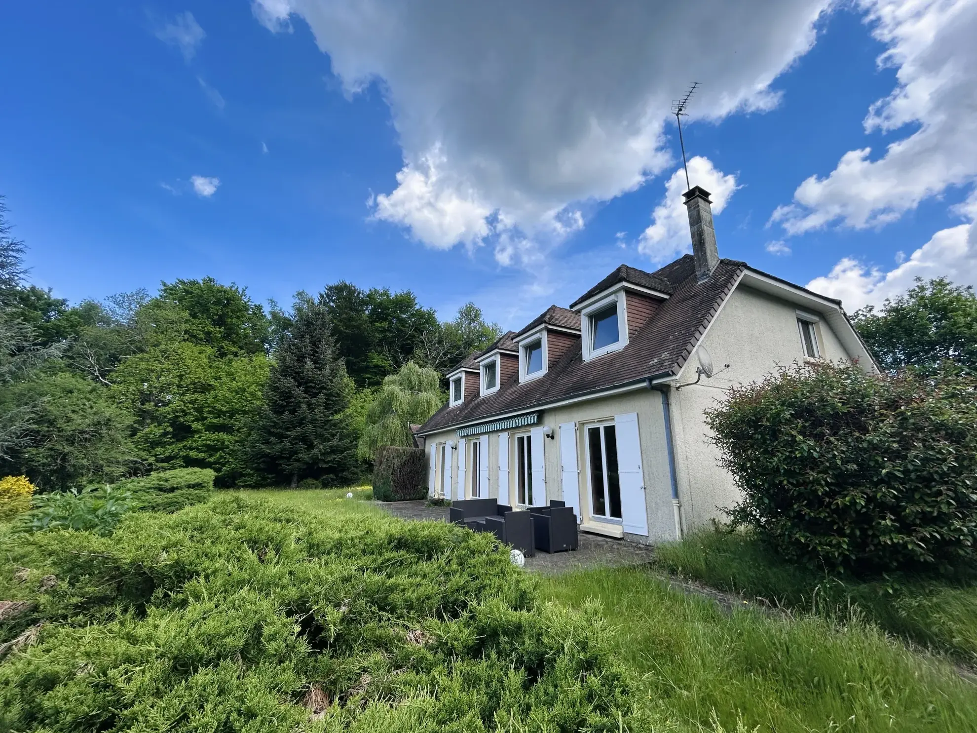 Belle maison avec piscine et Vue dégagée à Darazac