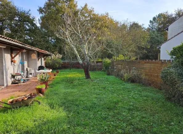 Villa F4 à vendre à Saint-Médard-En-Jalles avec garage et terrain 634m² 