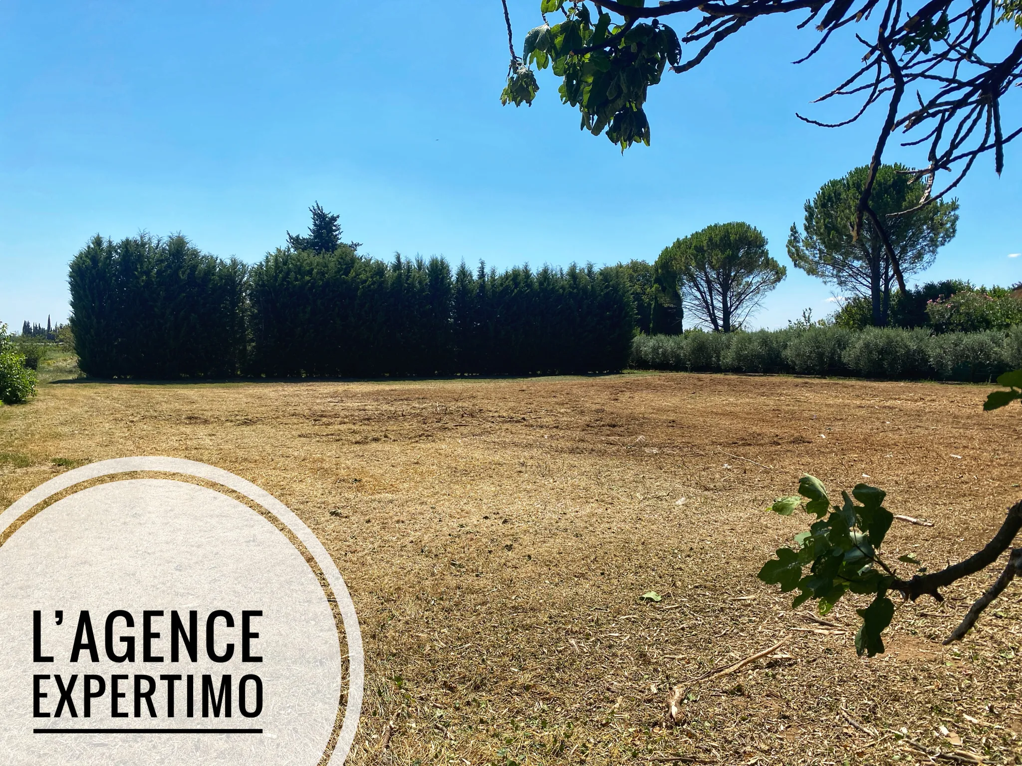 Terrain constructible de 2 280 m² à Uchaux, environnement calme et viabilisé