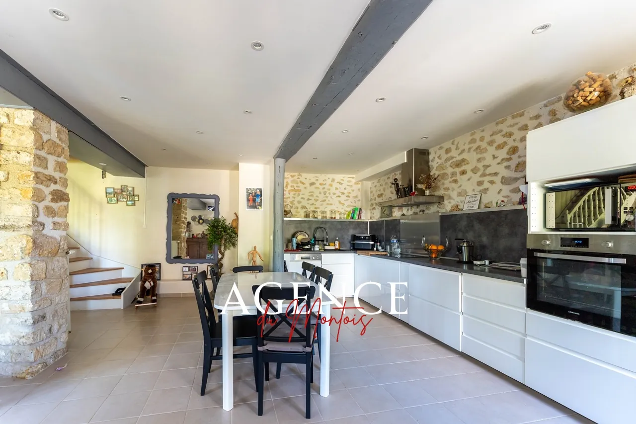 Charmante ferme en pierres avec piscine à Donnemarie-Dontilly, 5 chambres 