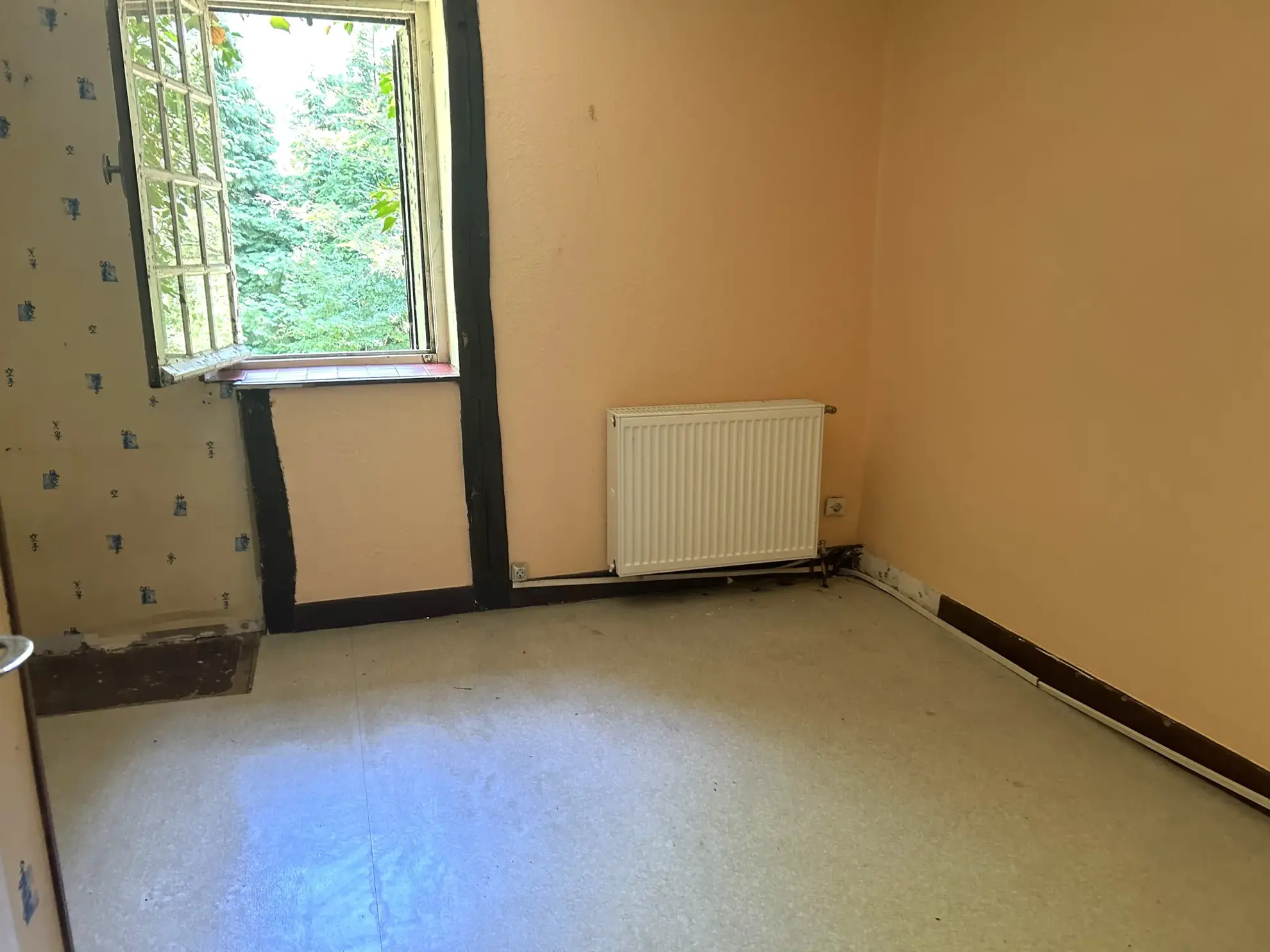 A vendre maison 7 pièces avec jardin et garage à Premery, rénovation à prévoir 