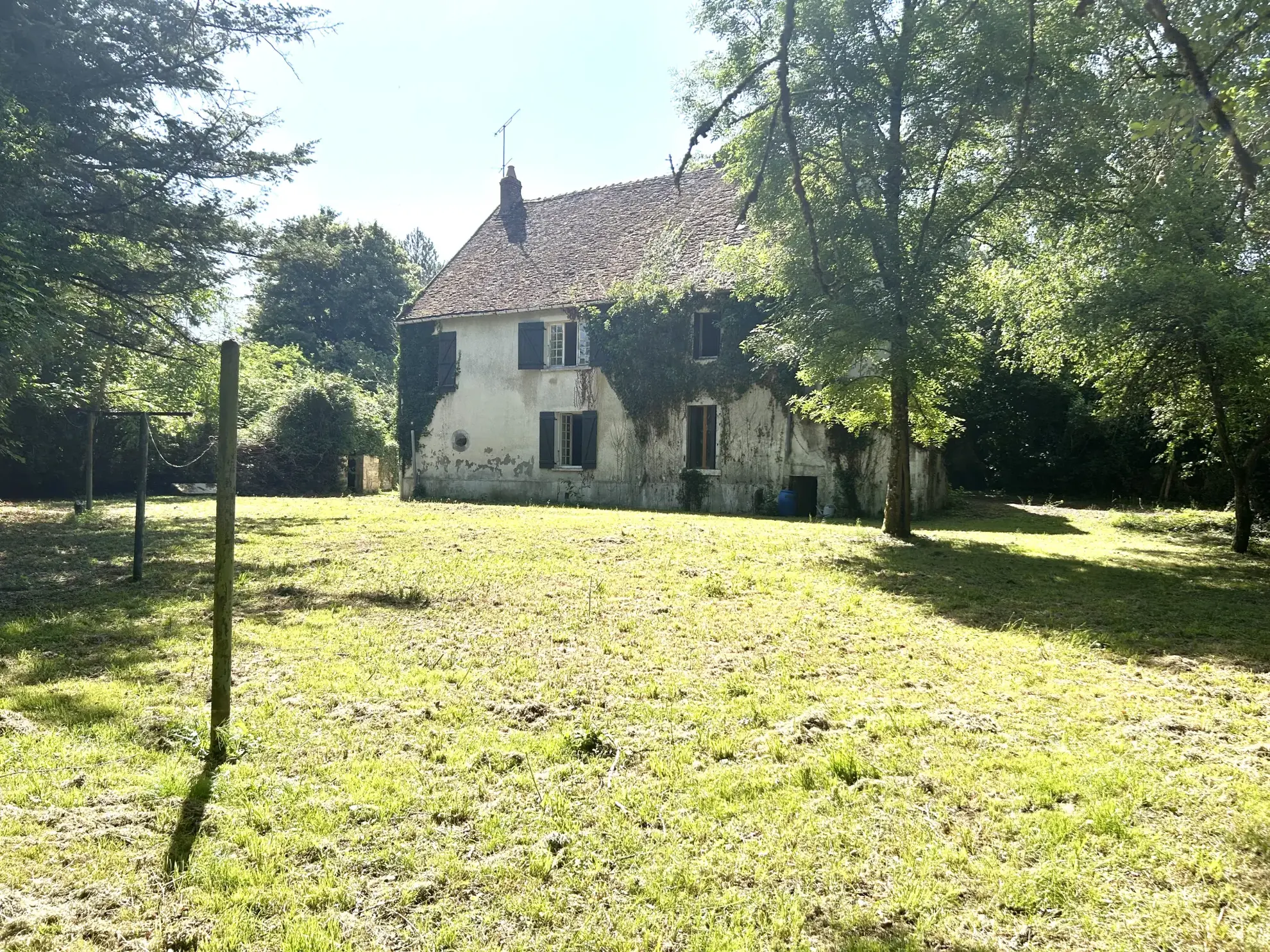 A vendre maison 7 pièces avec jardin et garage à Premery, rénovation à prévoir 