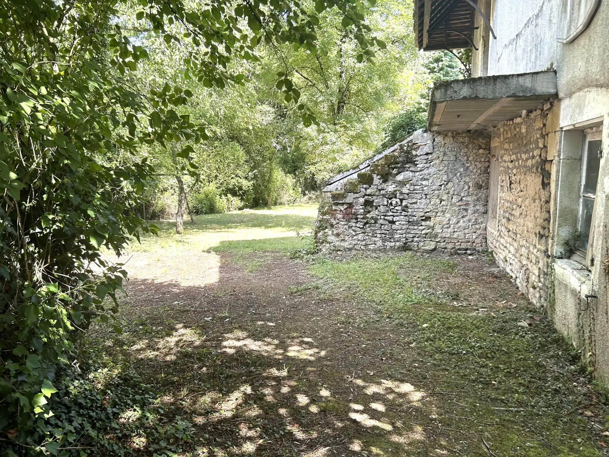 A vendre maison 7 pièces avec jardin et garage à Premery, rénovation à prévoir 