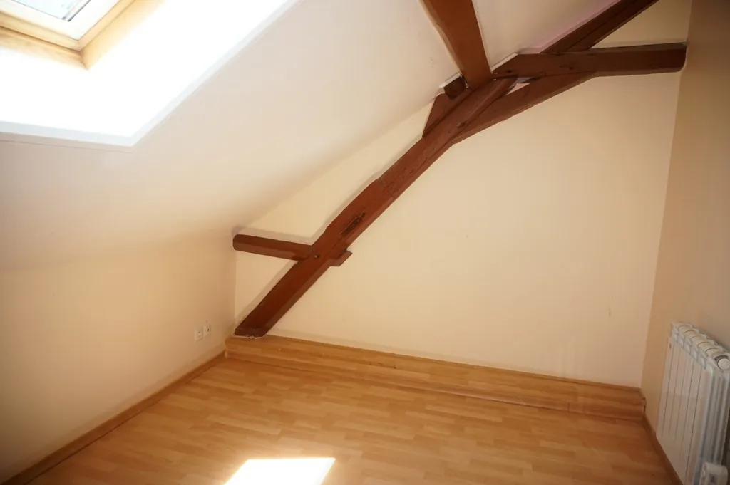 Maison de village à rénover avec jardin et dépendance proche du centre du Donjon 