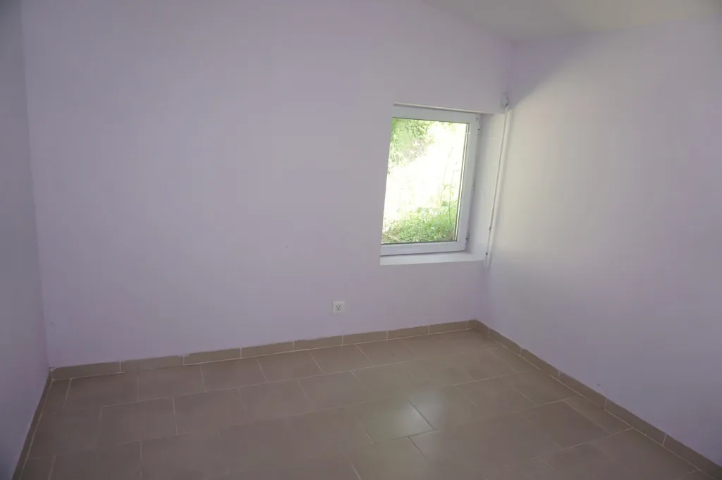 Maison de village à rénover avec jardin et dépendance proche du centre du Donjon 