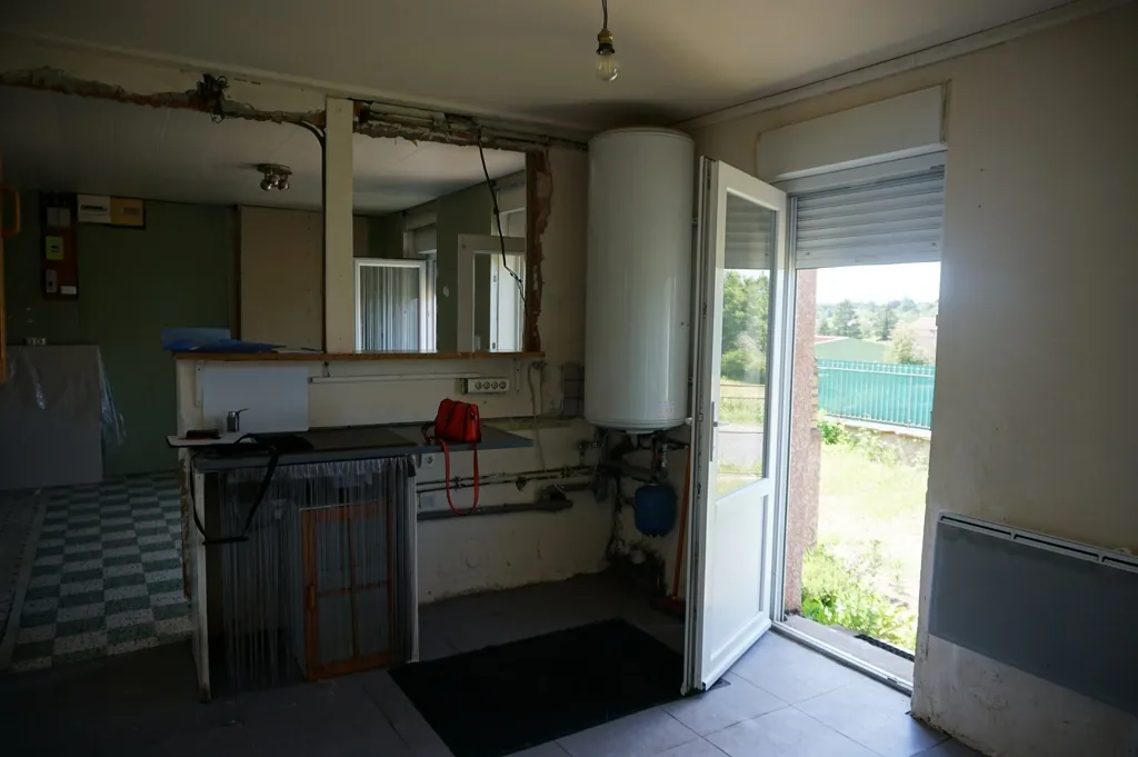 Maison de village à rénover avec jardin et dépendance proche du centre du Donjon 