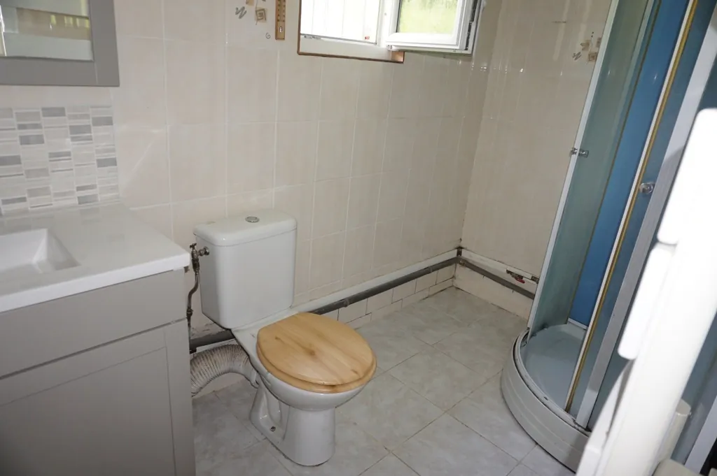 Maison de village à rénover avec jardin et dépendance proche du centre du Donjon 