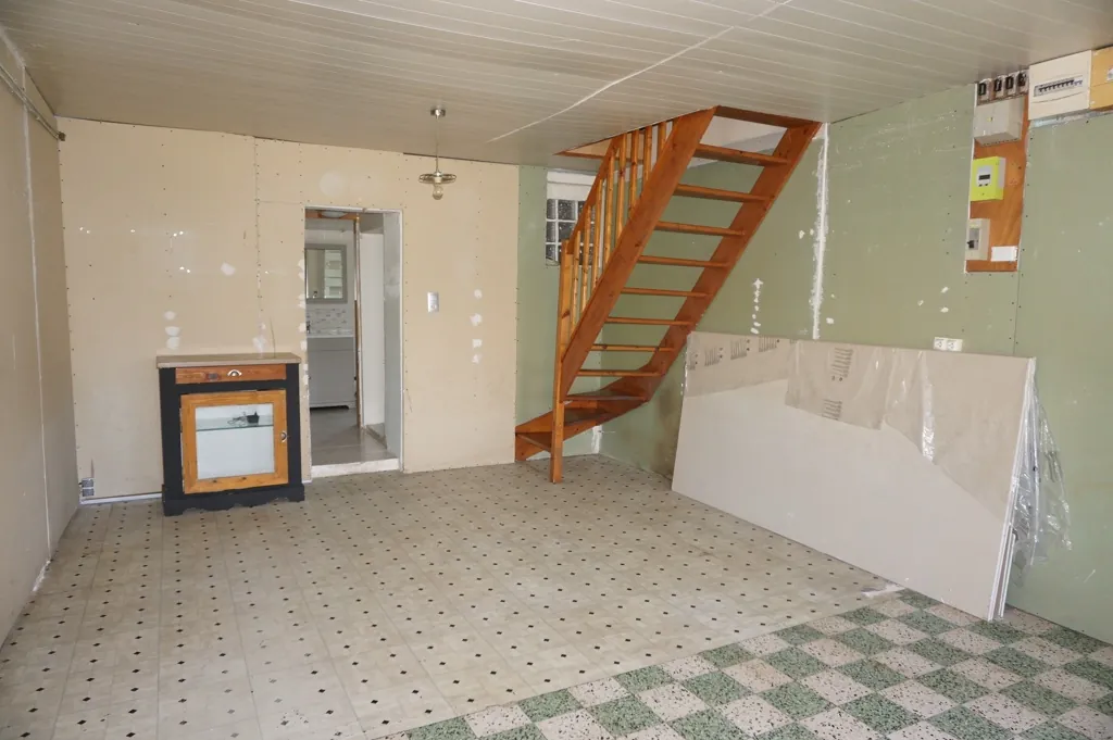 Maison de village à rénover avec jardin et dépendance proche du centre du Donjon 