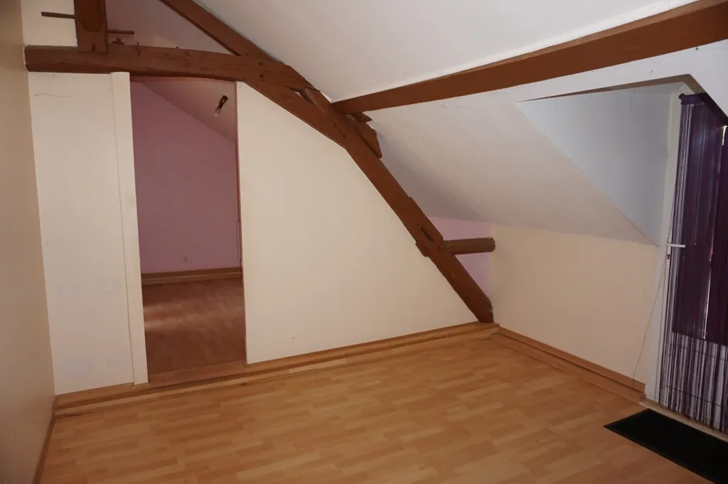 Maison de village à rénover avec jardin et dépendance proche du centre du Donjon 