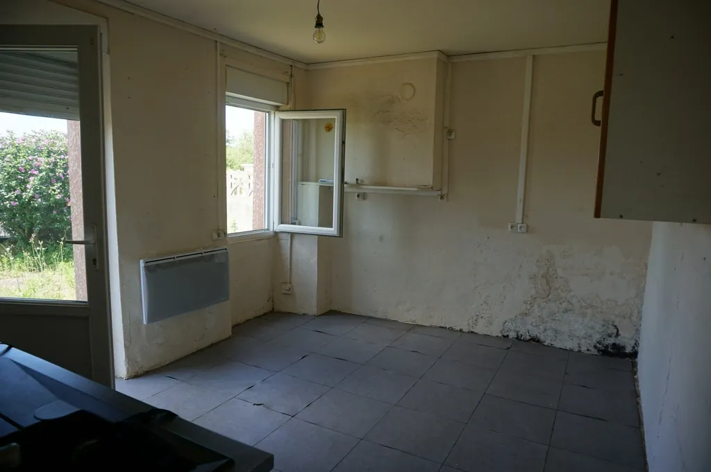 Maison de village à rénover avec jardin et dépendance proche du centre du Donjon 