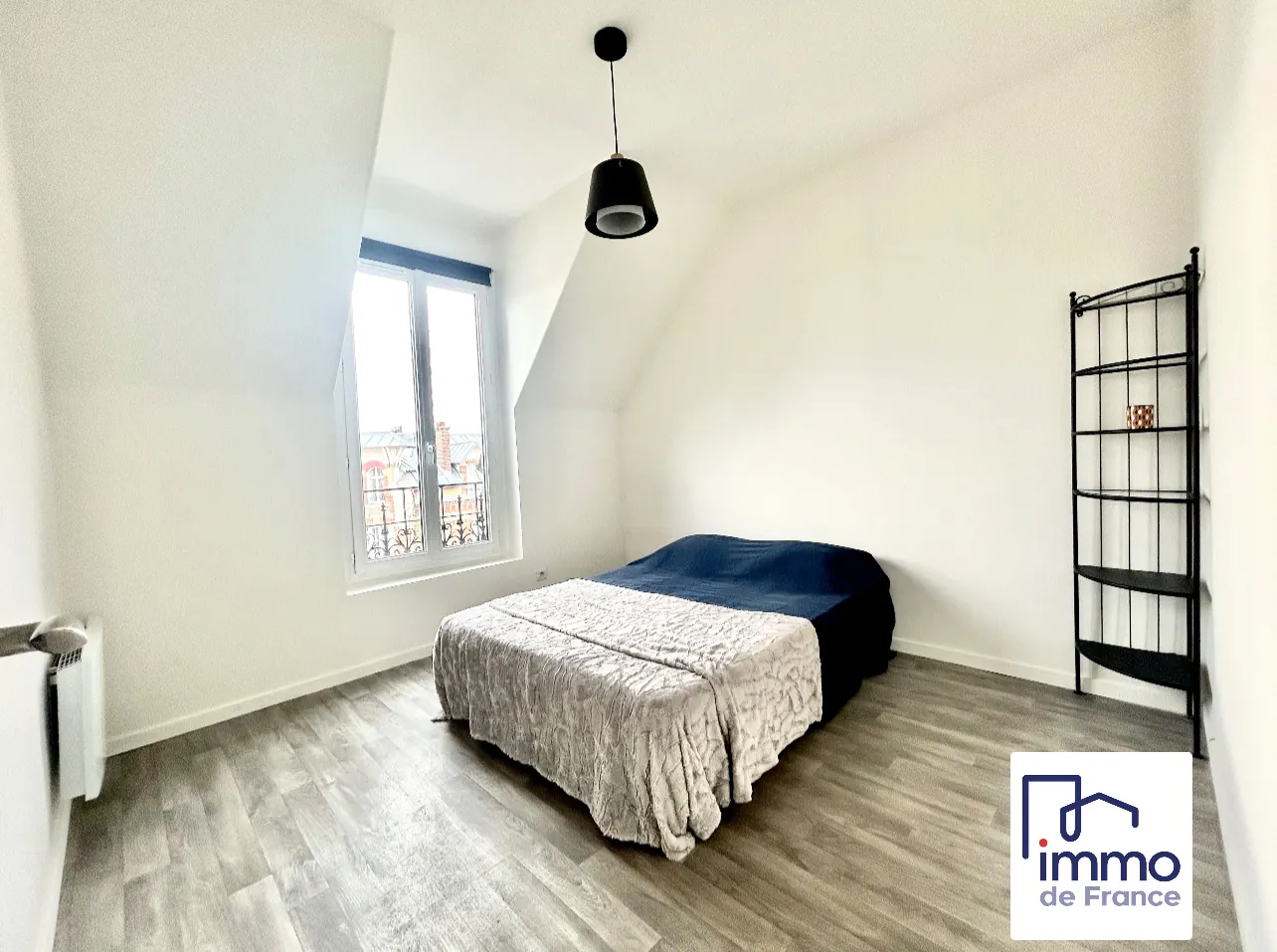 Appartement 2 pièces rénové à Pavillons-sous-Bois, secteur Victor Hugo, dernier étage 