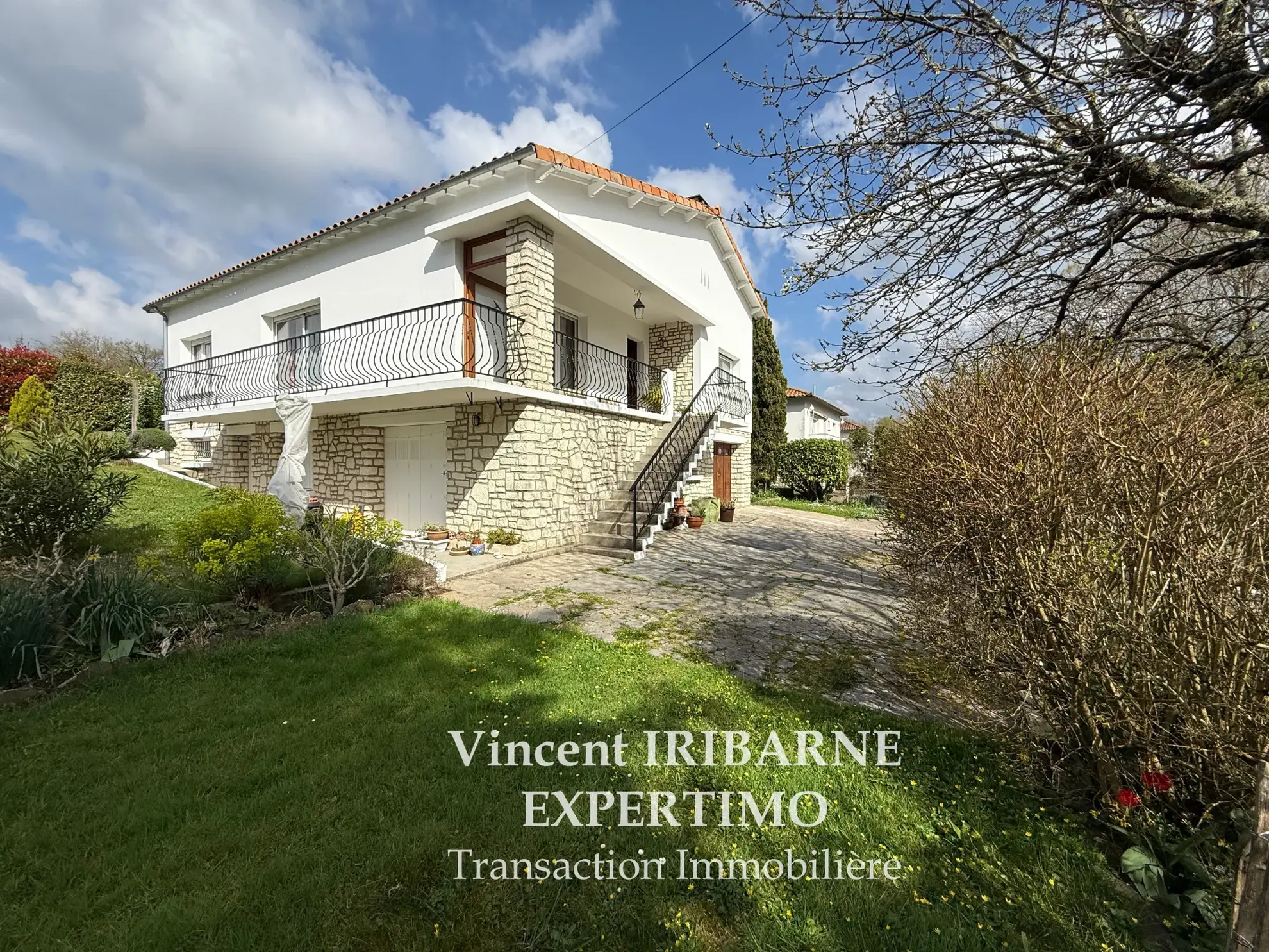 Maison 3 chambres avec garage et jardin à Saintes – Vue dégagée et calme 