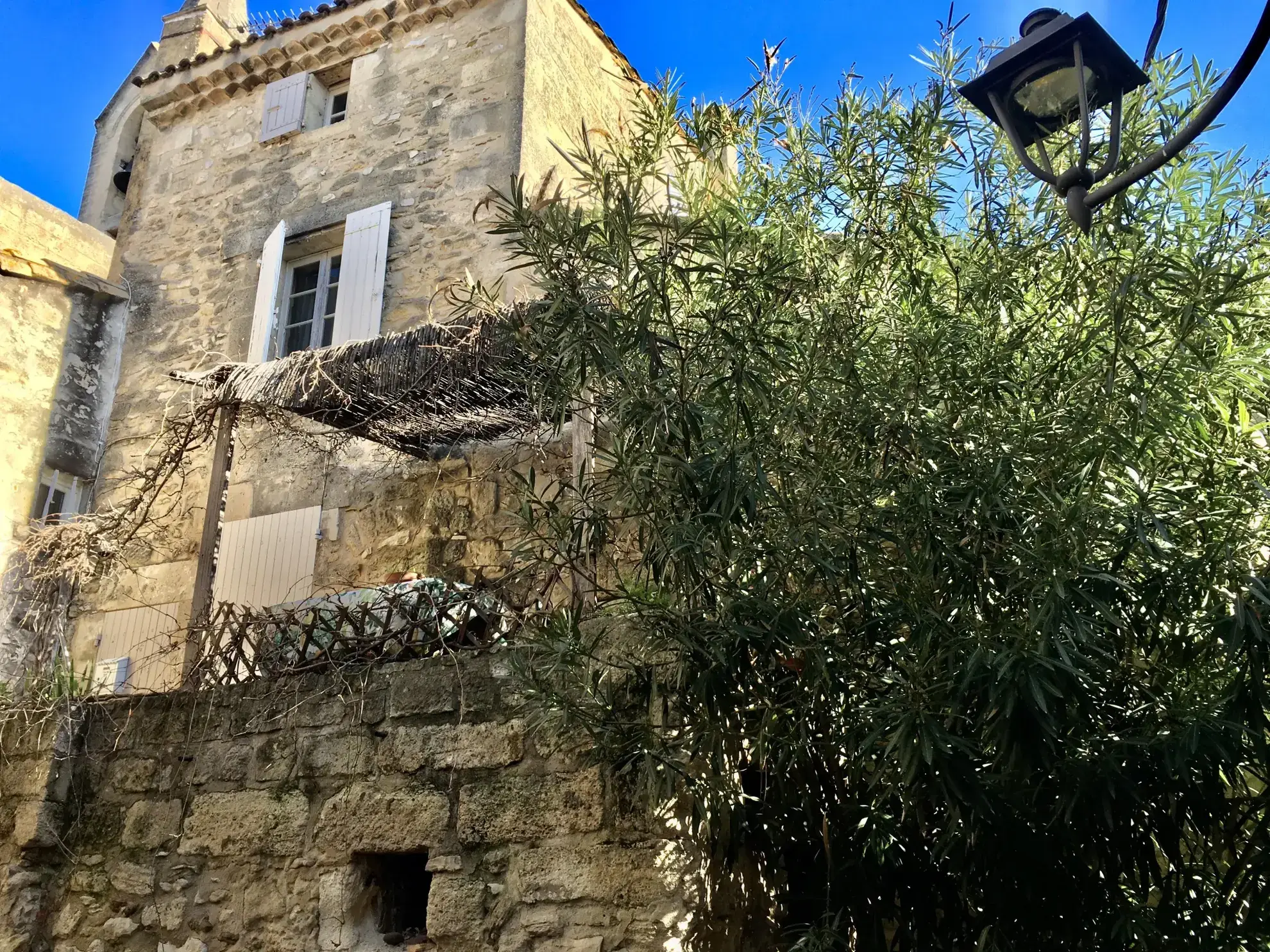 Maison de charme de 78 m² avec terrasse et garage dans le village des Angles 
