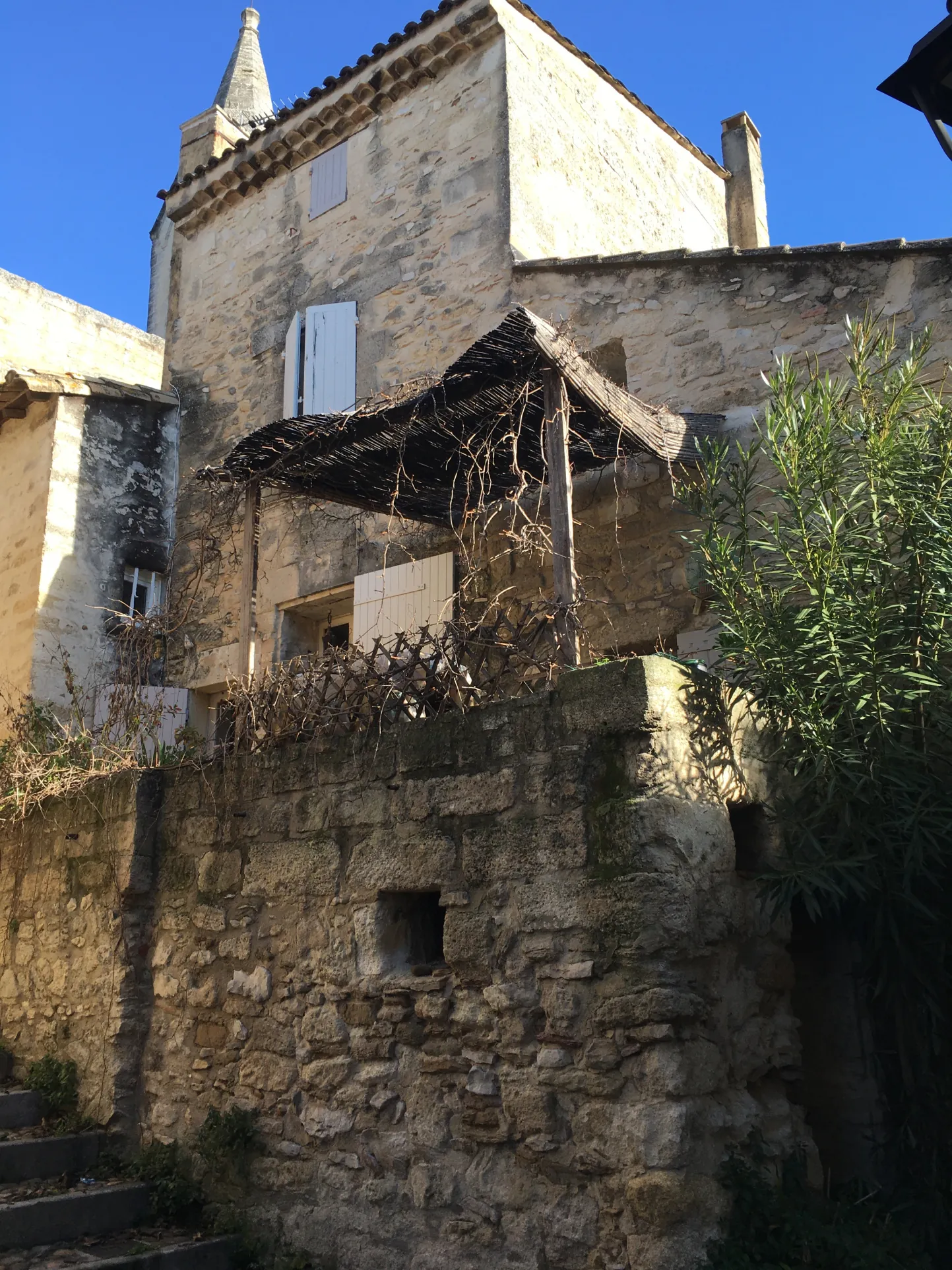Maison de charme de 78 m² avec terrasse et garage dans le village des Angles 