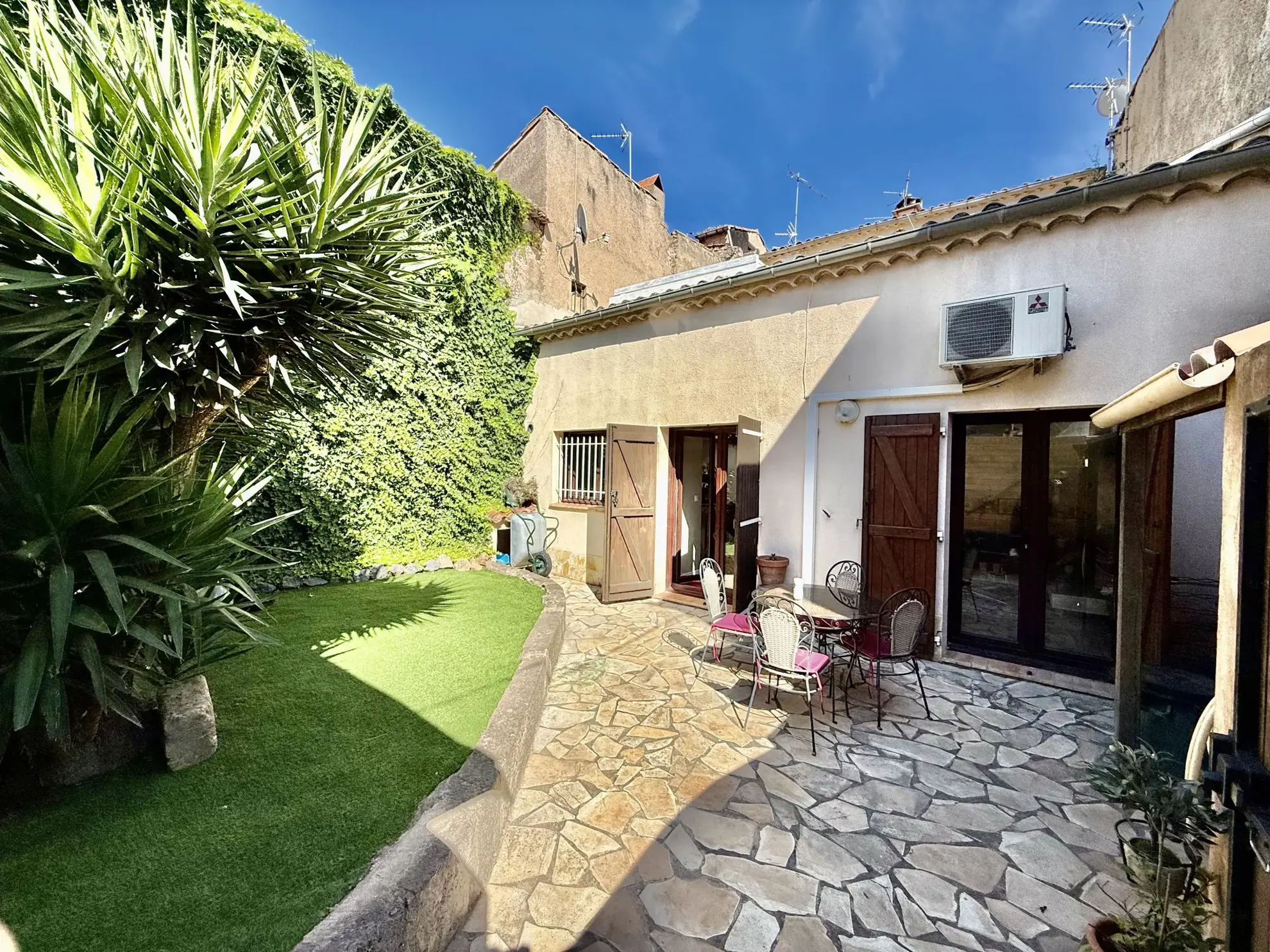 Maison de village T3 rénovée de 85 m² avec terrasse et jardin à Agde