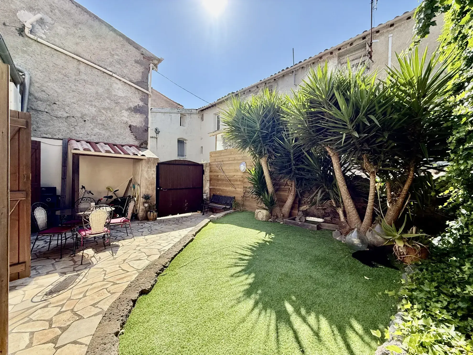Maison de village T3 rénovée de 85 m² avec terrasse et jardin à Agde 