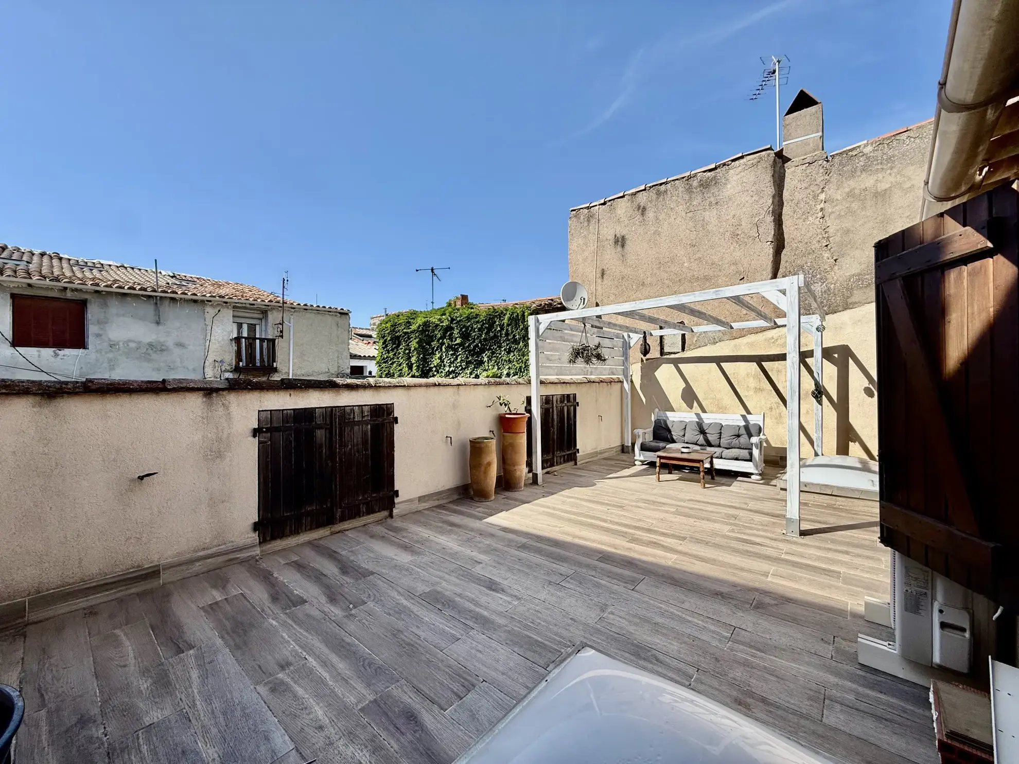 Maison de village T3 rénovée de 85 m² avec terrasse et jardin à Agde 