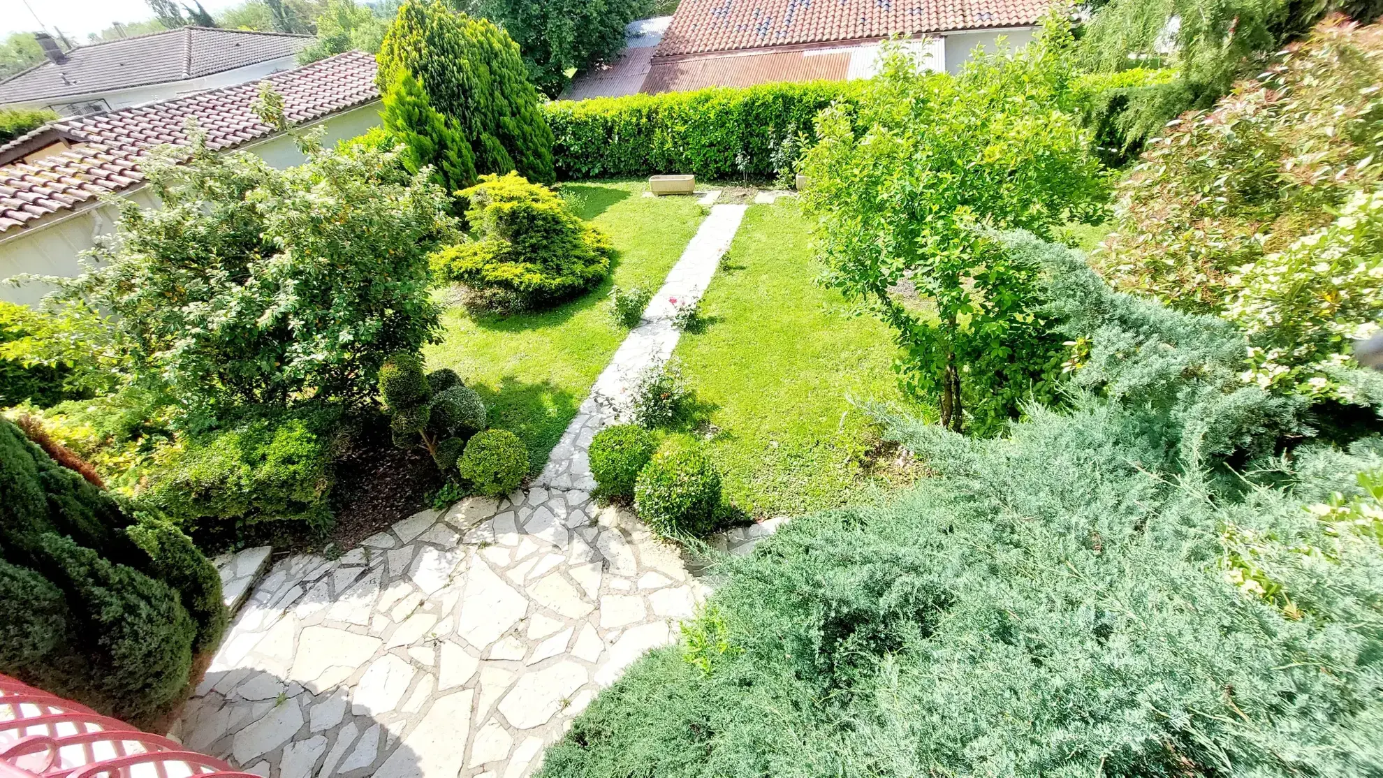 Maison familiale de 168 m² avec jardin, garages et deux logements proche de La Reole 