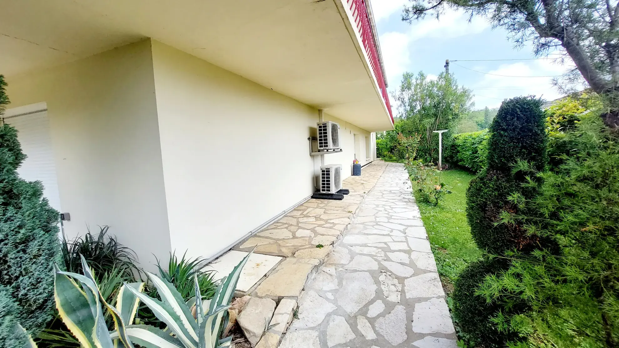 Maison familiale de 168 m² avec jardin, garages et deux logements proche de La Reole 