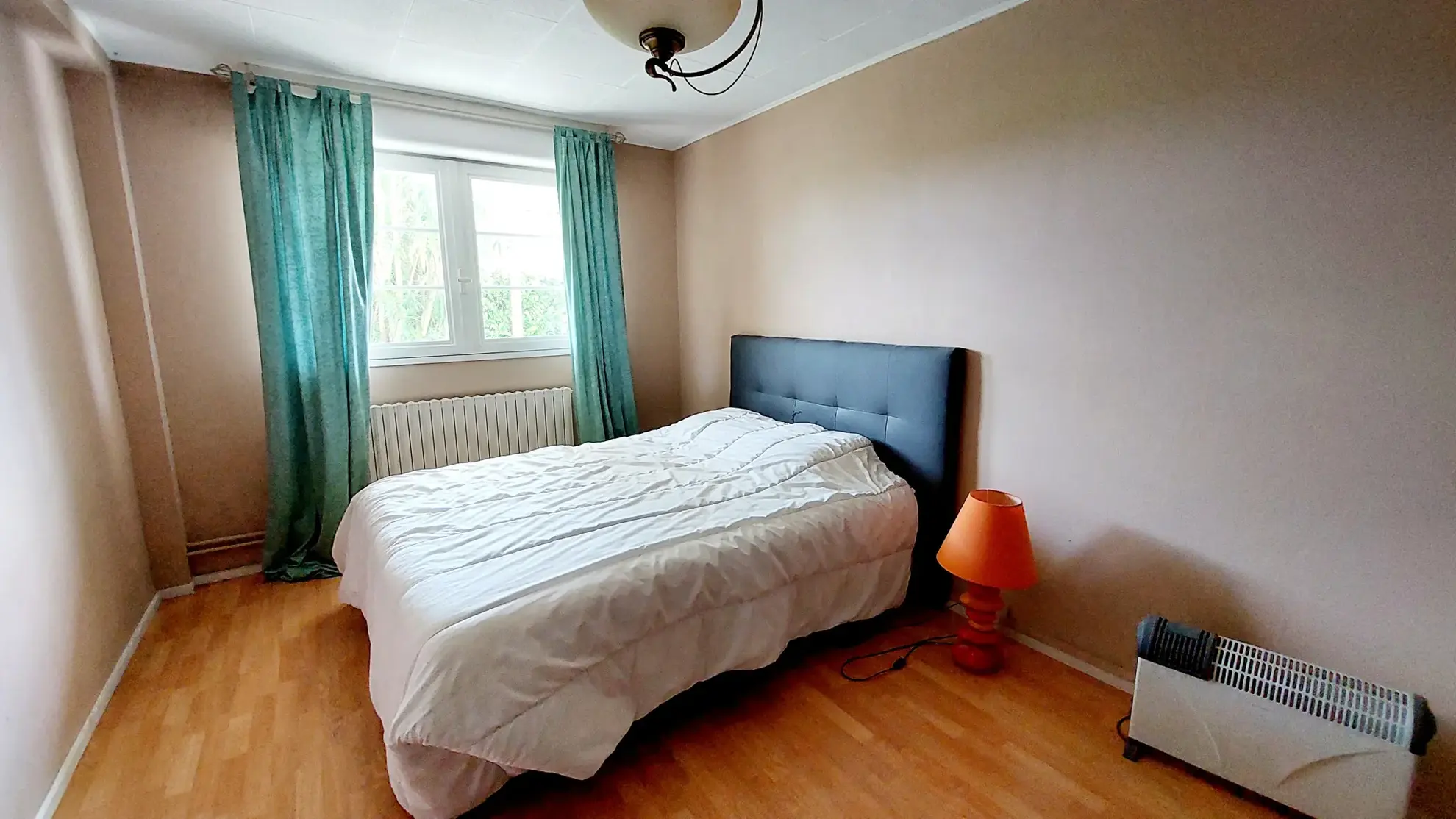 Maison familiale de 168 m² avec jardin, garages et deux logements proche de La Reole 