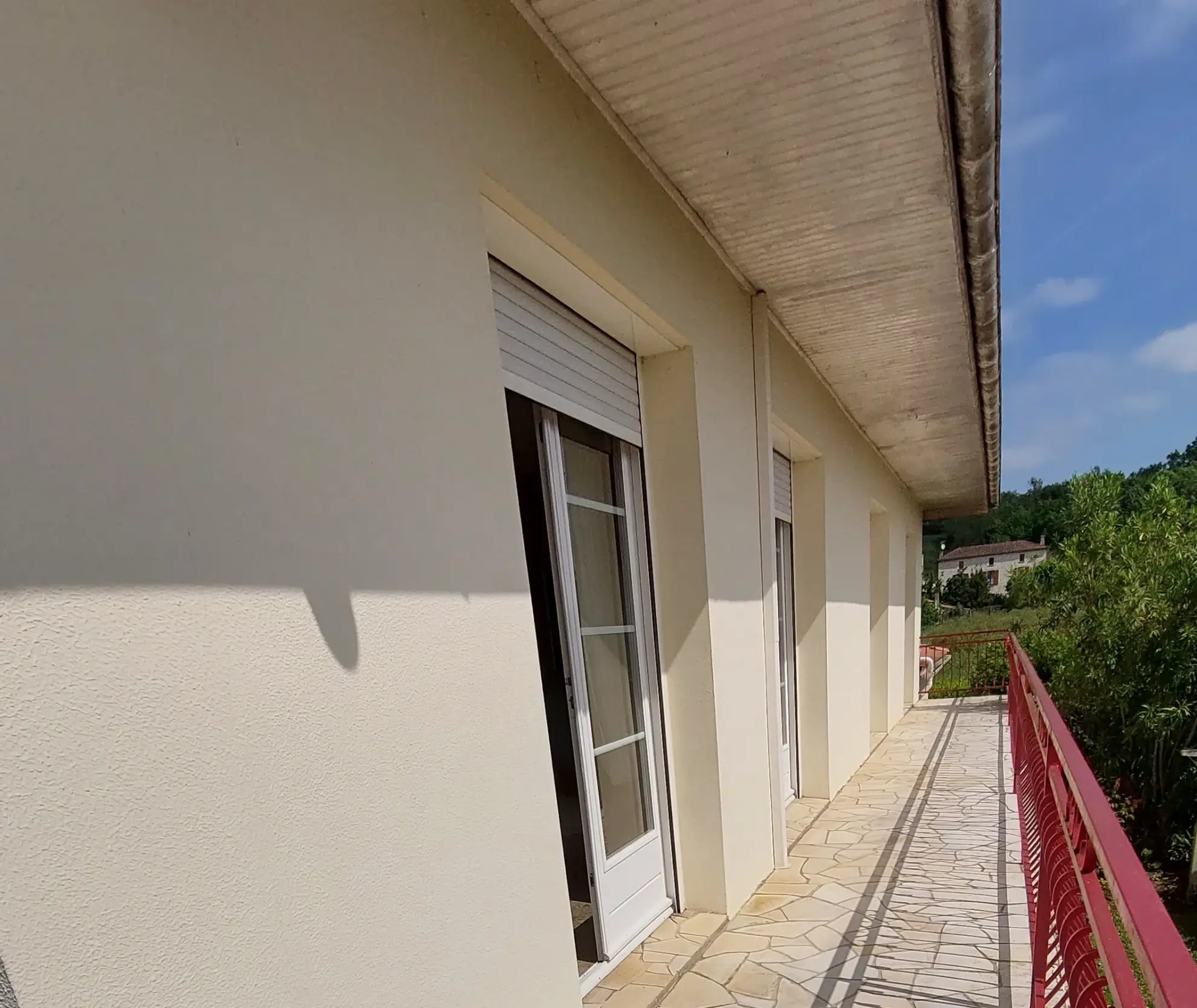 Maison familiale de 168 m² avec jardin, garages et deux logements proche de La Reole 