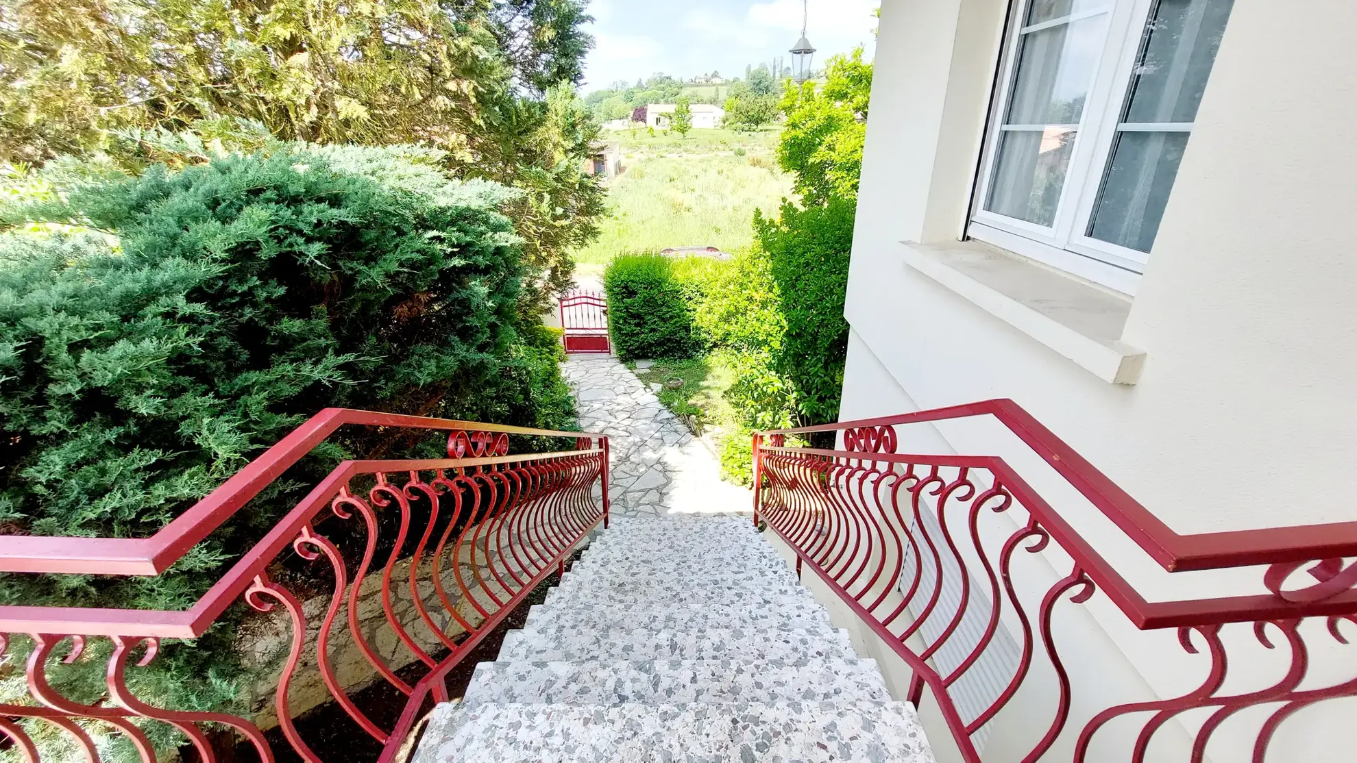 Maison familiale de 168 m² avec jardin, garages et deux logements proche de La Reole 