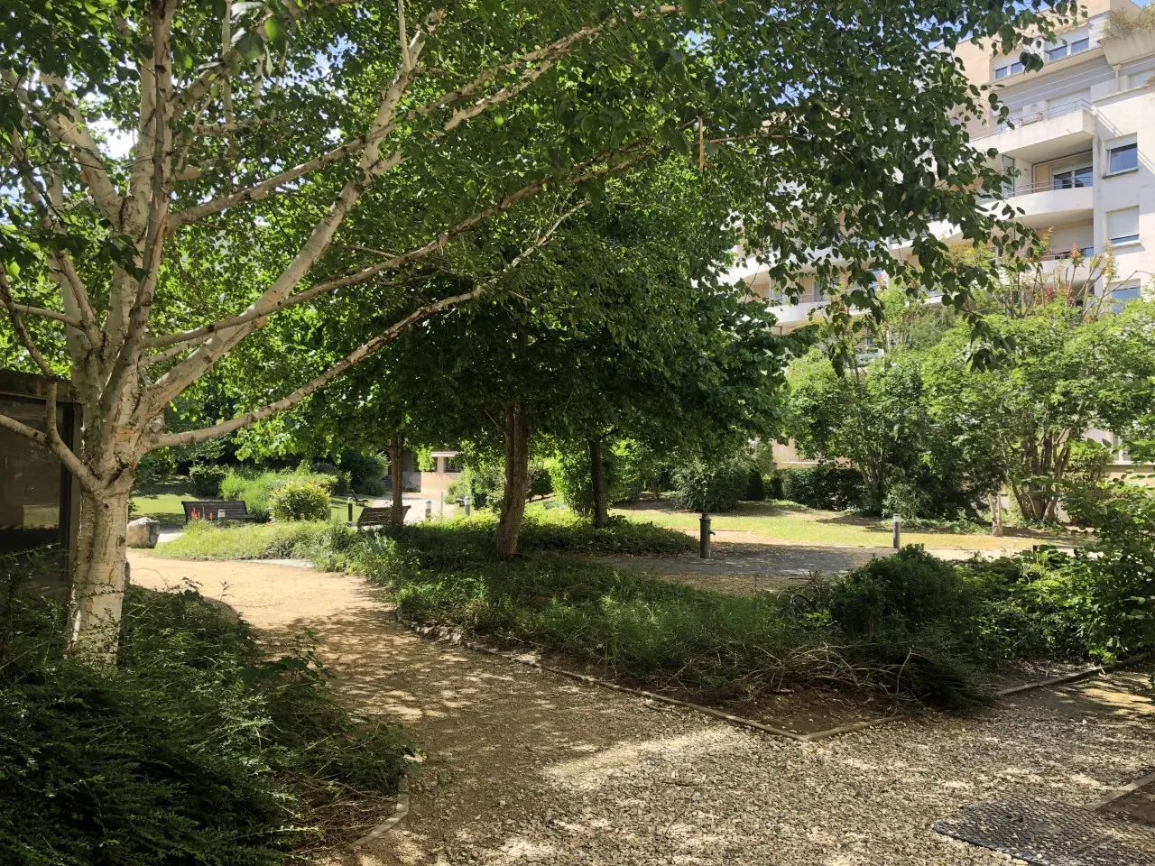 Appartement lumineux T2 avec balcon et garage à Grenoble 