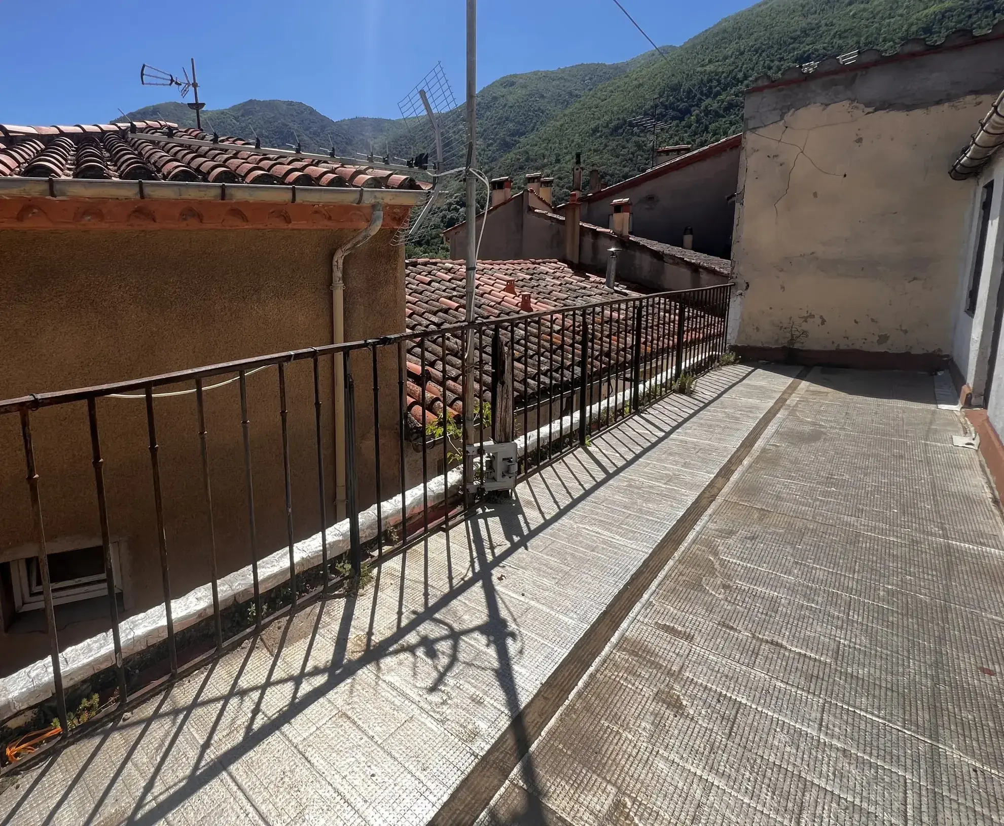 Maison de village à rénover avec terrasse à Arles-sur-Tech - Opportunité d'investissement 