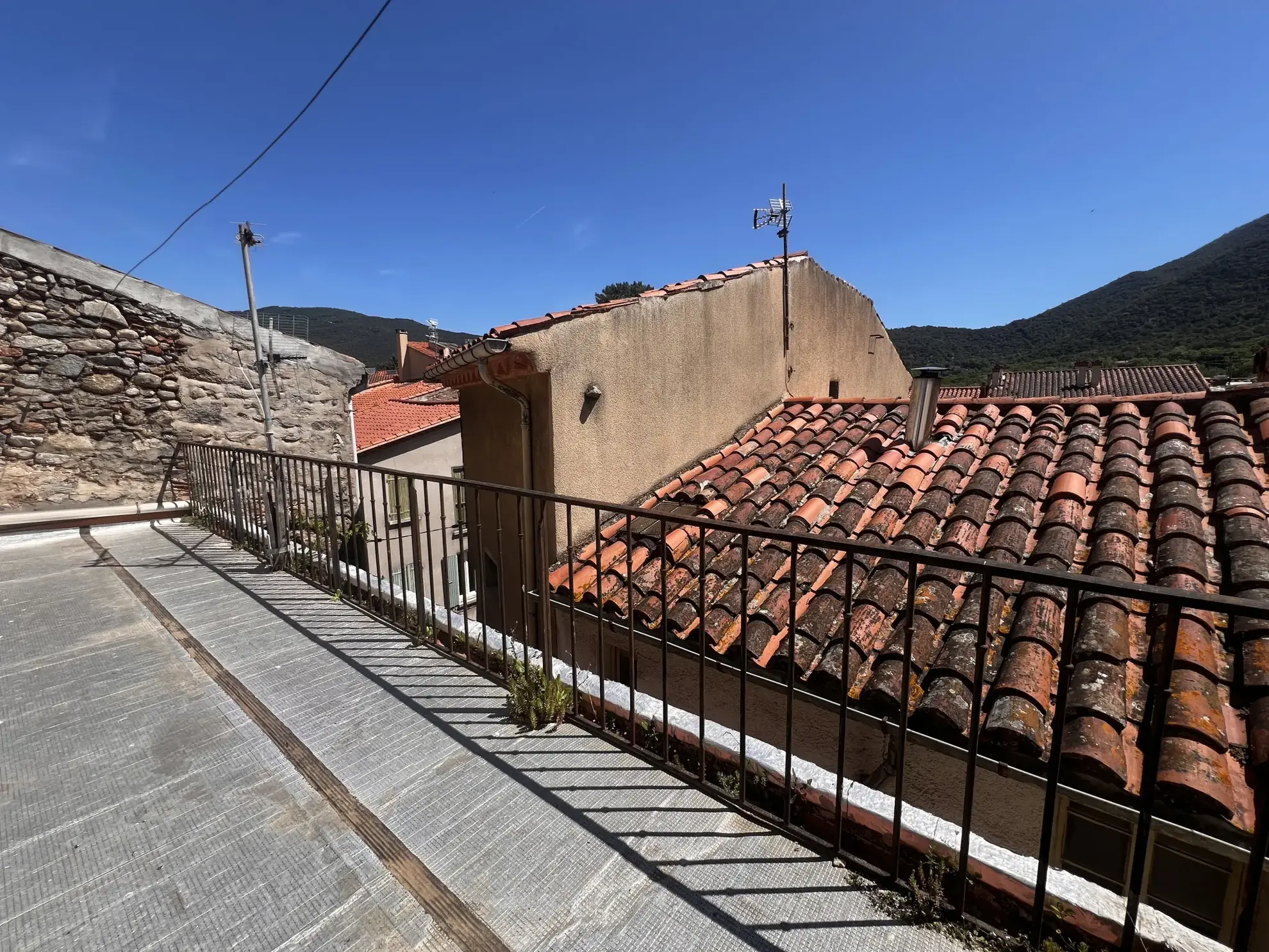 Maison de village à rénover avec terrasse à Arles-sur-Tech - Opportunité d'investissement 