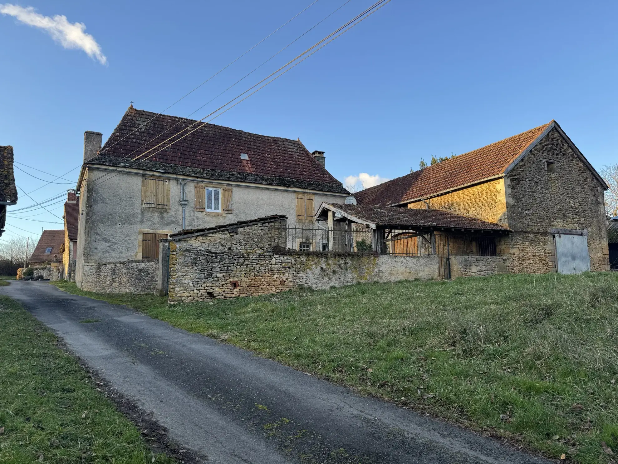 Belle maison en pierres avec dépendances à La Chapelle Aubareil, proche Sarlat