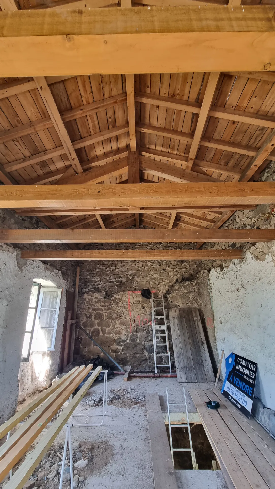 Ancienne ferme à rénover avec vue panoramique dans le Plateau Ardéchois 