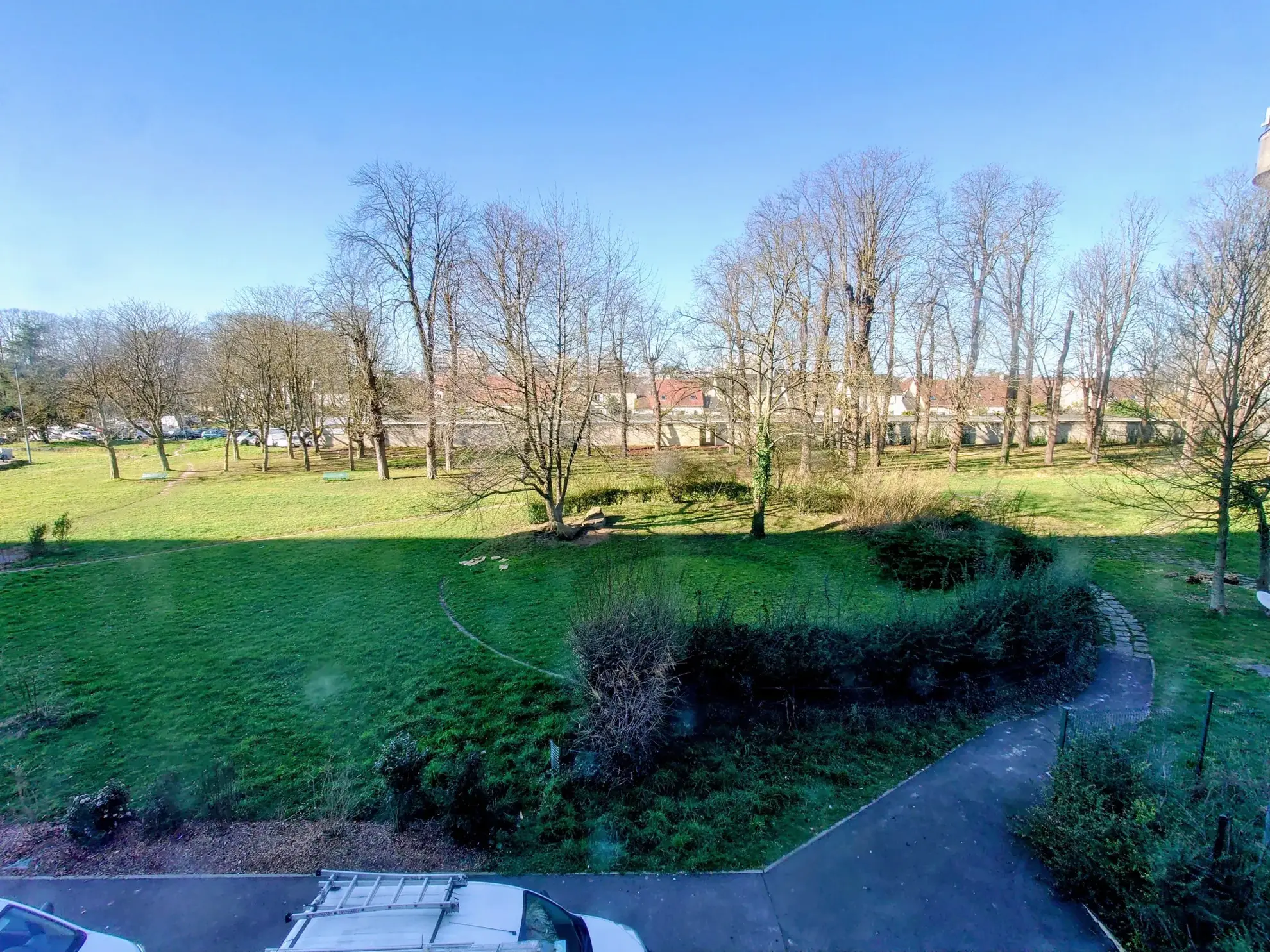 Appartement 3 Chambres à Évry-Courcouronnes avec Parking et Cave - Opportunité d'Investissement 