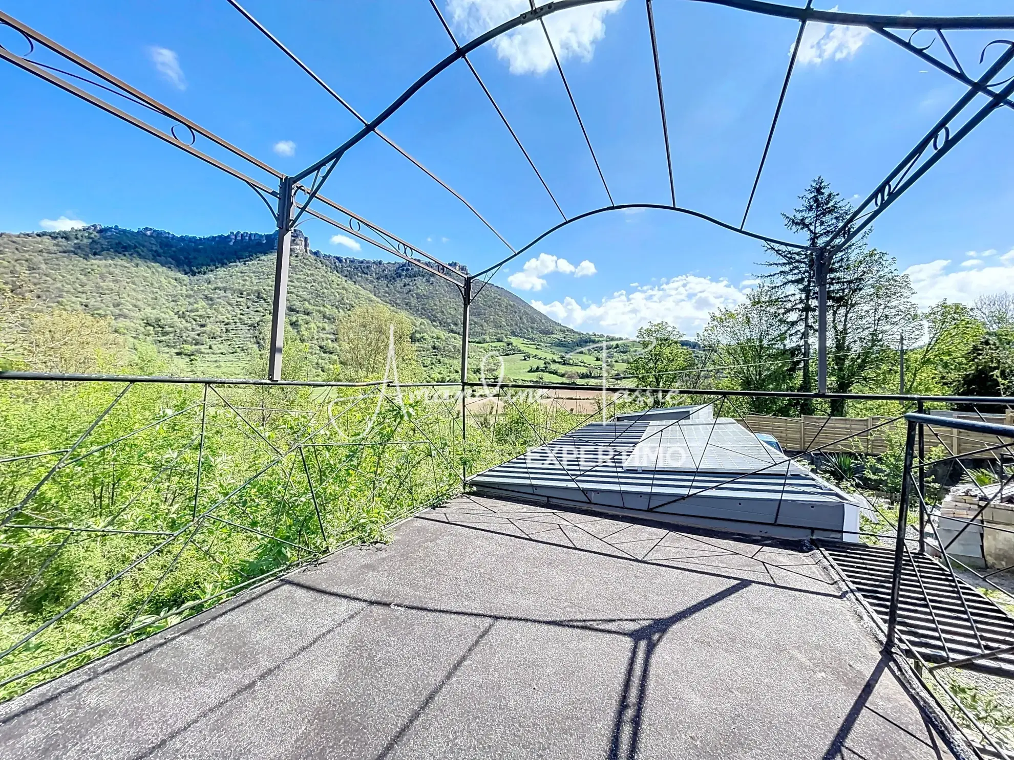 Maison à Nant avec vue sur le roc Nantais, 3 chambres, jardin, confort moderne 