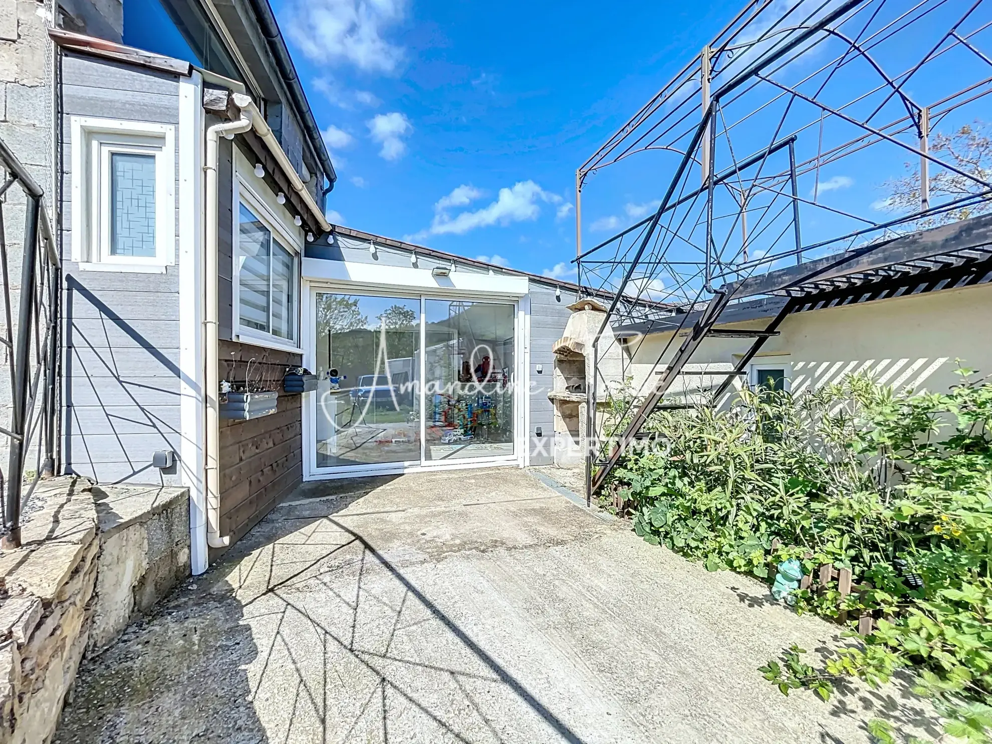 Maison à Nant avec vue sur le roc Nantais, 3 chambres, jardin, confort moderne 