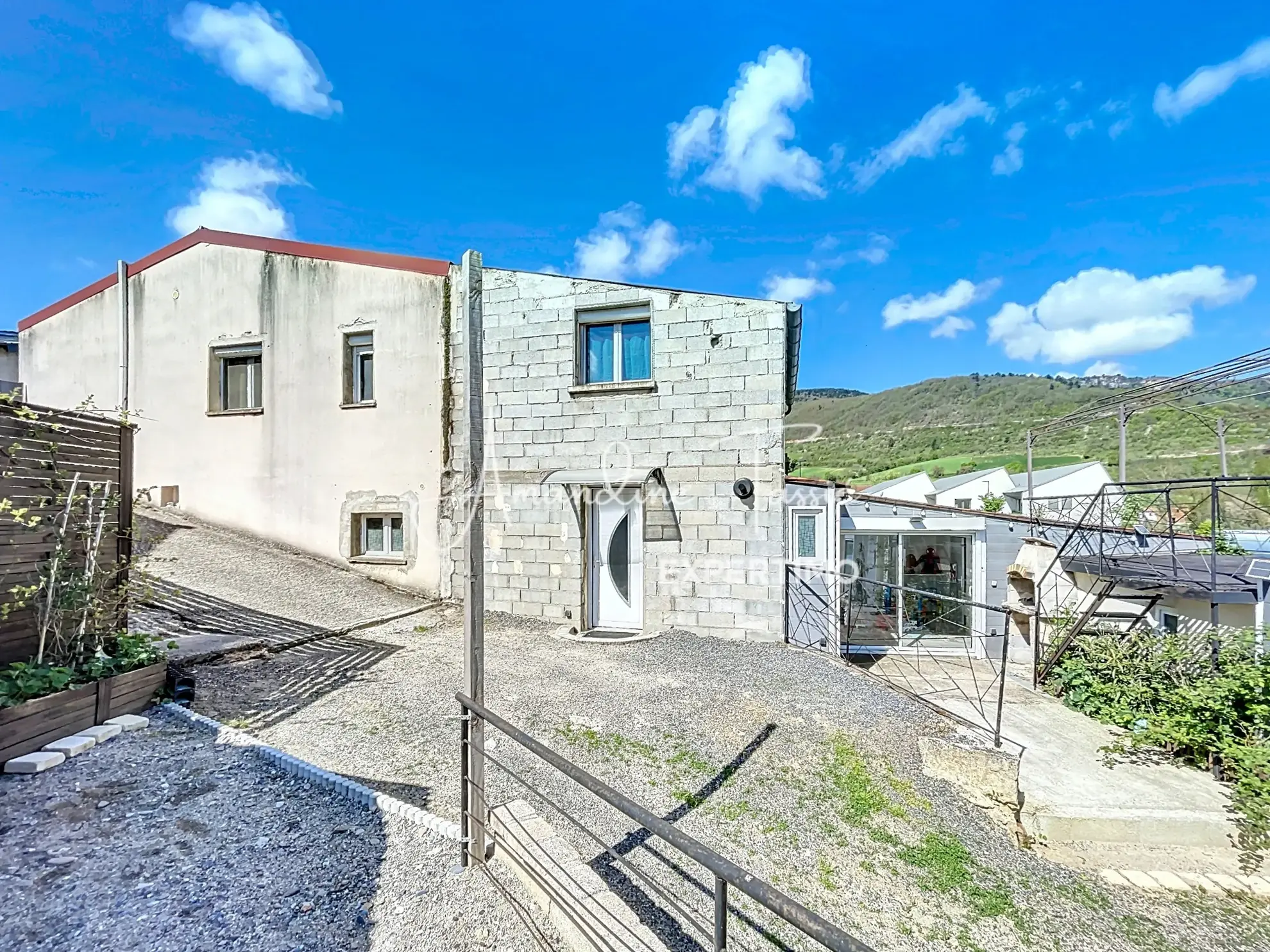 Maison à Nant avec vue sur le roc Nantais, 3 chambres, jardin, confort moderne 