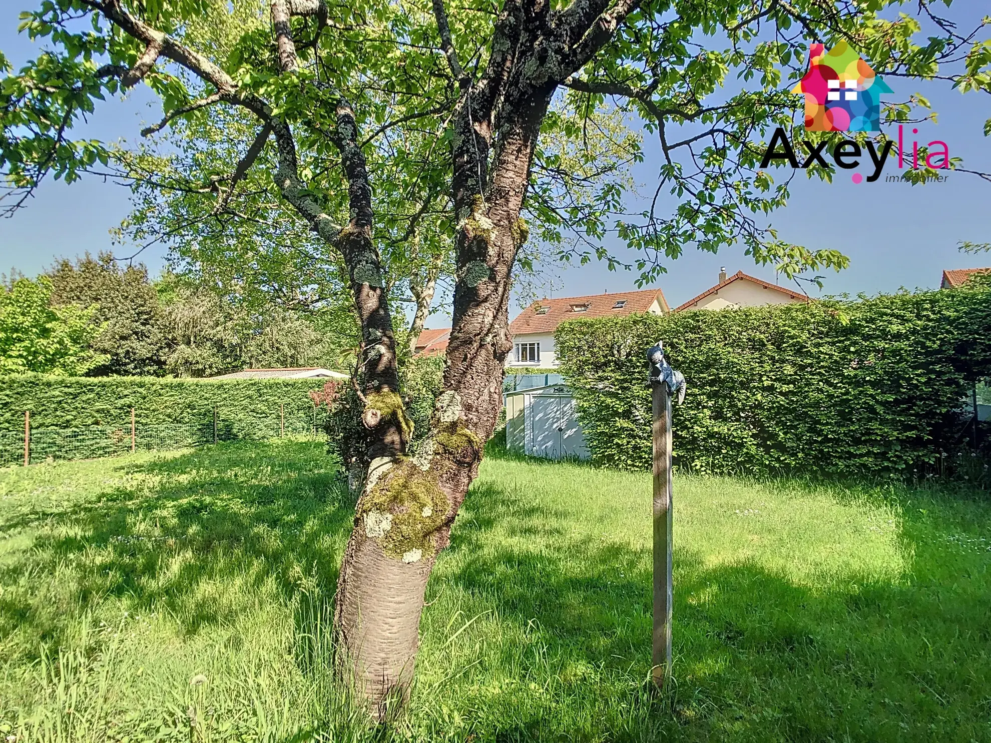 Maison familiale à Roanne avec 4 chambres, terrasse et grand terrain proche commodités 