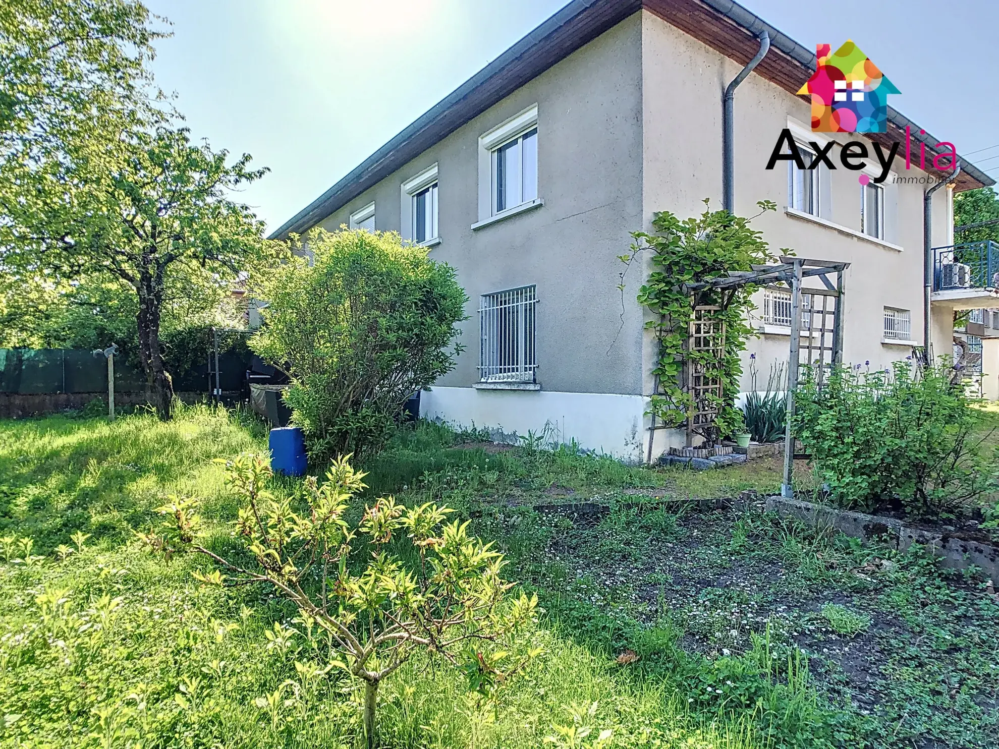 Maison familiale à Roanne avec 4 chambres, terrasse et grand terrain proche commodités 