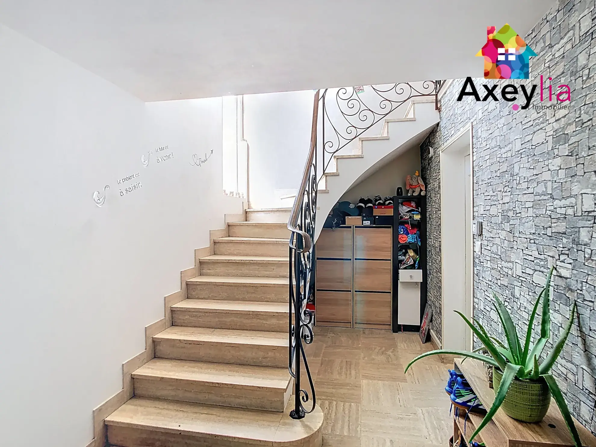 Maison familiale à Roanne avec 4 chambres, terrasse et grand terrain proche commodités 