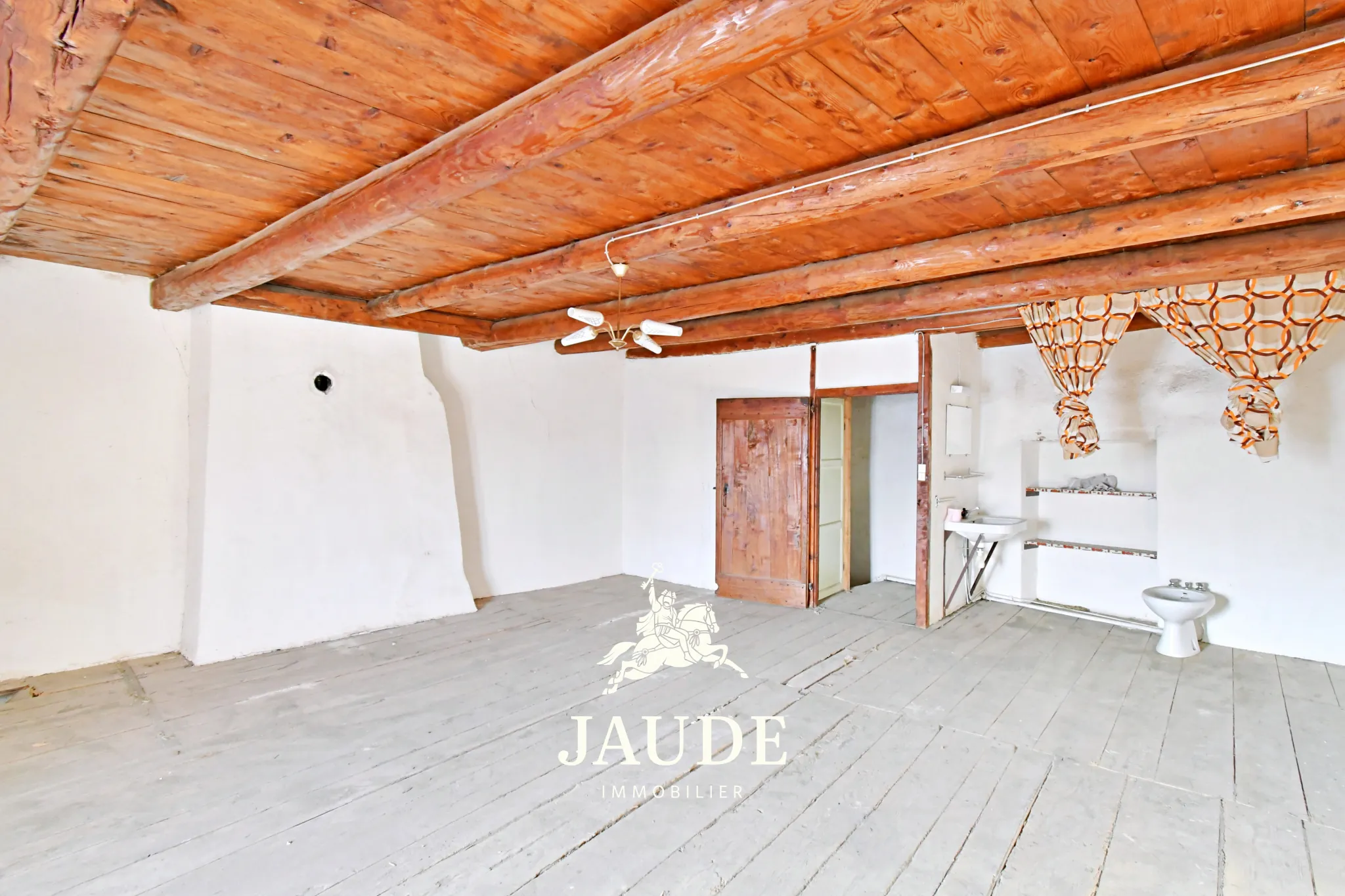 Maison de bourg à rénover avec jardin et bâtiment attenant à Vic le Comte 