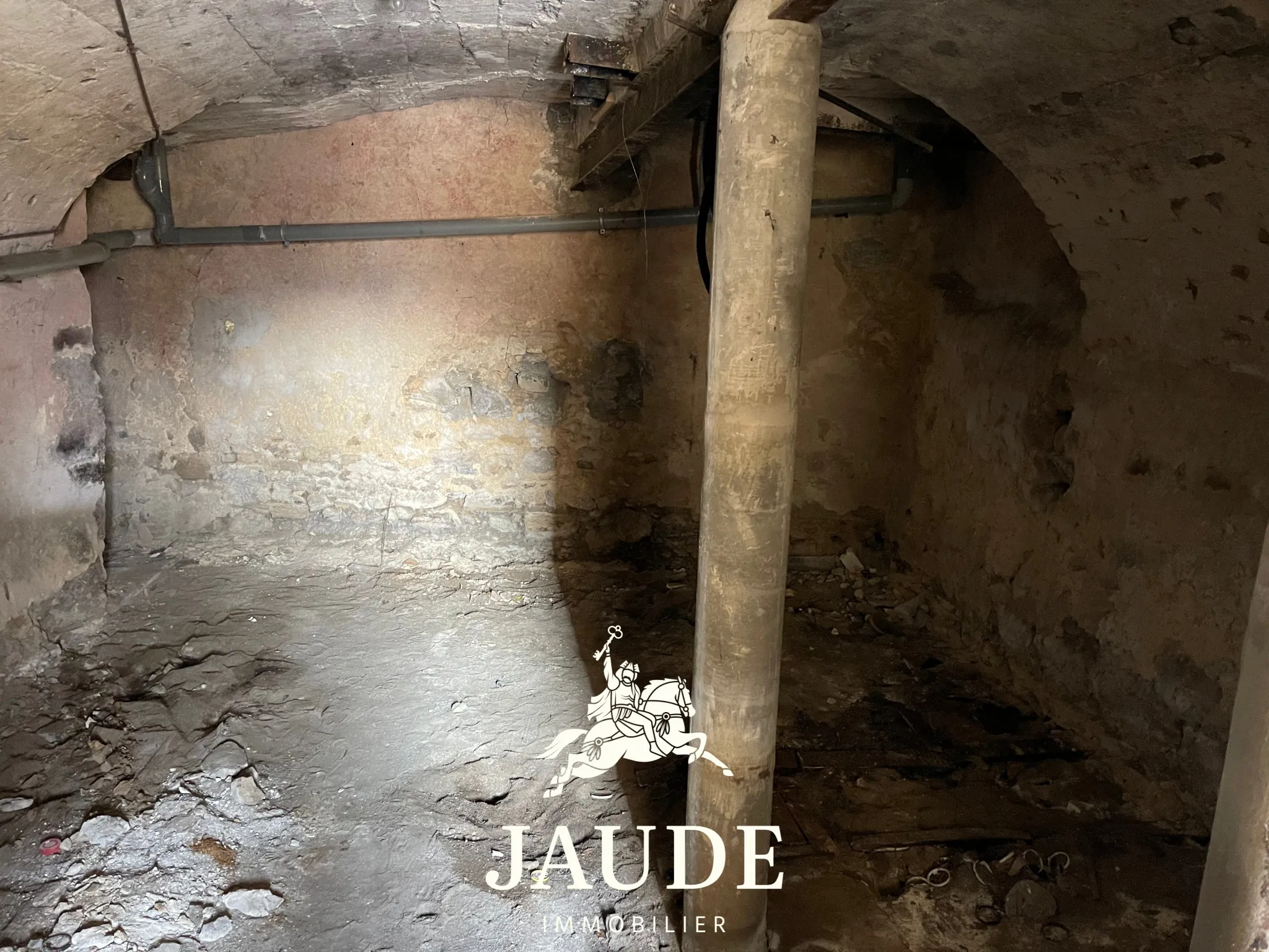 Maison de bourg à rénover avec jardin et bâtiment attenant à Vic le Comte 