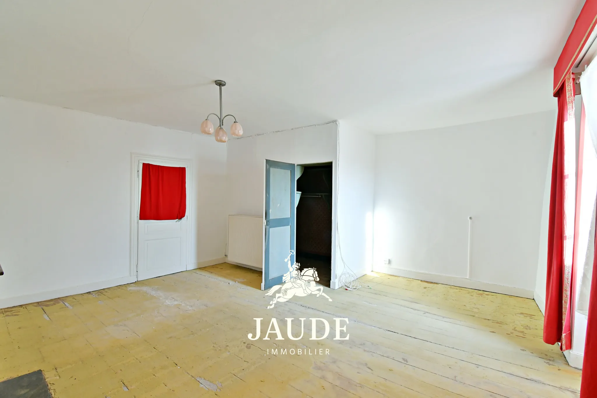 Maison de bourg à rénover avec jardin et bâtiment attenant à Vic le Comte 